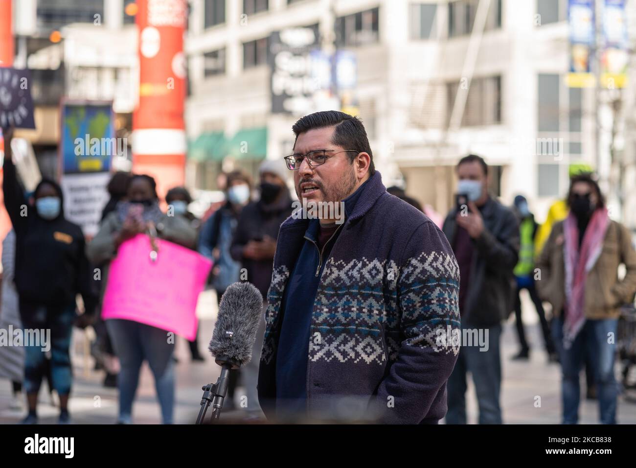 Ald. Carlos Ramirez-Rosa (35) spricht vor dem Thompson Center in Chicago, Illinois, während eines Protestes zur Unterstützung von Illinois, das das Mietkontrollverbot am 20. März 2021 aufgehoben hat. (Foto von Max Herman/NurPhoto) Stockfoto