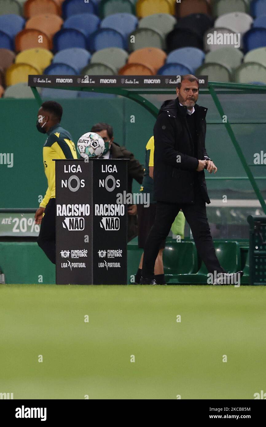 Spielballstand mit den Inschriften wieder Rassismus während des Spiels für Liga NOS zwischen Sporting CP und Vitoria SC, im Estadio Alvalade, Lisboa, Portugal, 20, März 2021. Alle Spieler hatten den Namen No AO Racismo (No to Rassismus) aufgrund der Liga NOS Kampagne gegen Rassismus im Fußball ersetzt (Foto: JoÃ£o Rico/NurPhoto) Stockfoto