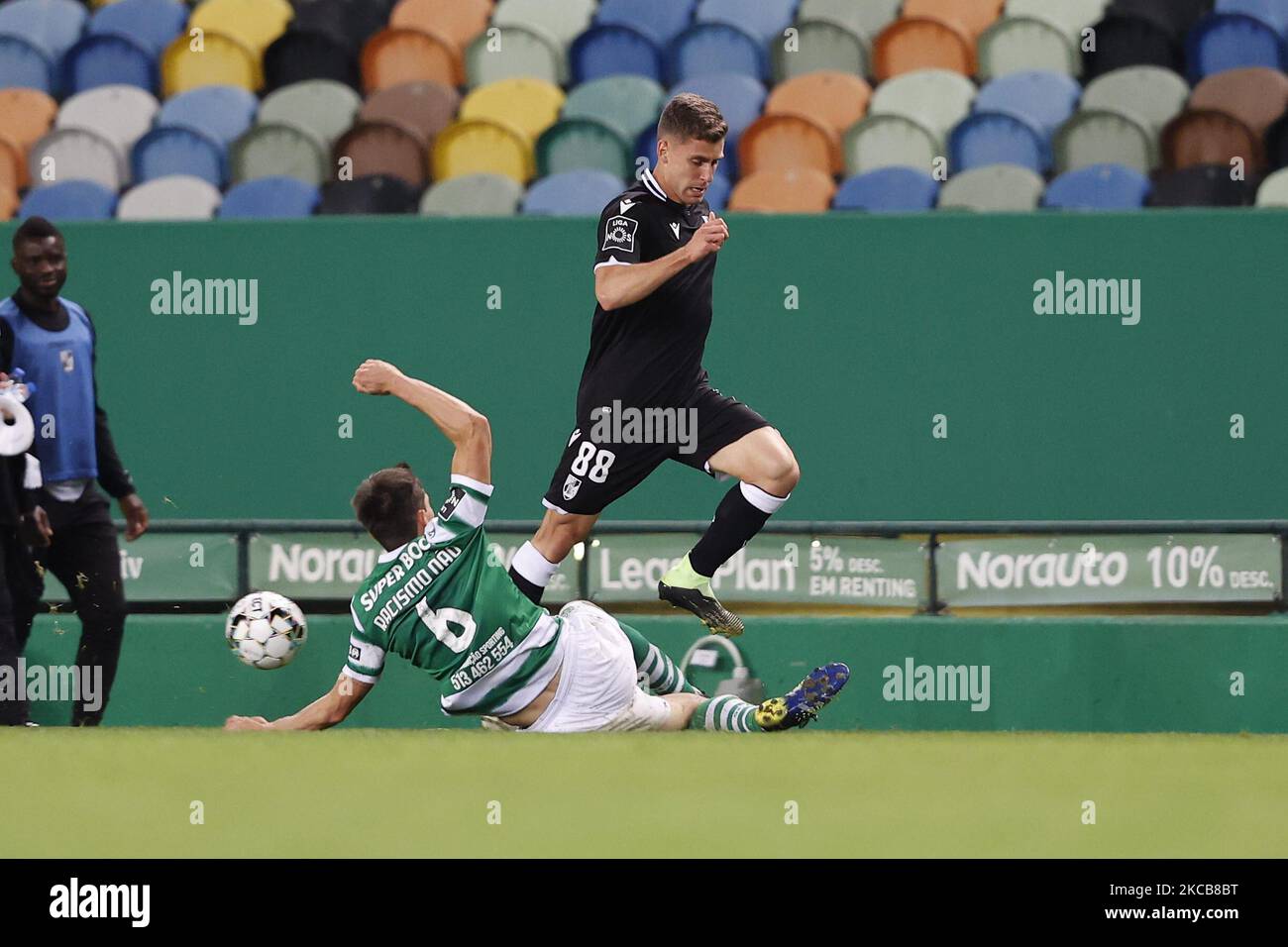 Joo Palhinha Clean Cut während des Spiels für Liga NOS zwischen Sporting CP und Vitoria SC, im Estadio Alvalade, Lisboa, Portugal, 20, März 2021. Alle Spieler hatten den Namen No AO Racismo (No to Rassismus) aufgrund der Liga NOS Kampagne gegen Rassismus im Fußball ersetzt (Foto: JoÃ£o Rico/NurPhoto) Stockfoto