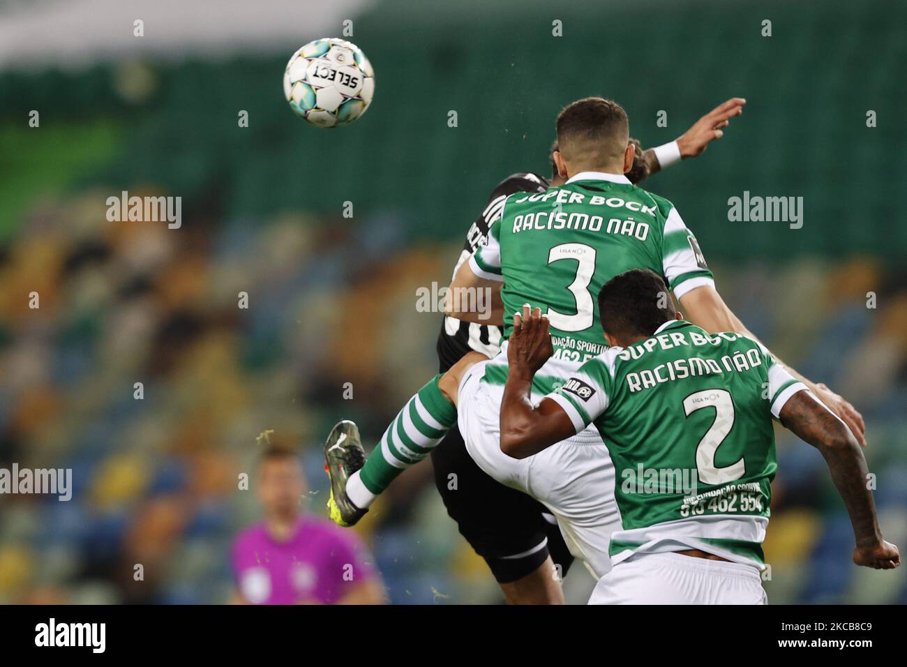 Zouhair Feddal in der Luft während des Spiels für Liga NOS zwischen Sporting CP und Vitoria SC, im Estadio Alvalade, Lisboa, Portugal, 20, März 2021. Alle Spieler hatten den Namen No AO Racismo (No to Rassismus) aufgrund der Liga NOS Kampagne gegen Rassismus im Fußball ersetzt (Foto: JoÃ£o Rico/NurPhoto) Stockfoto