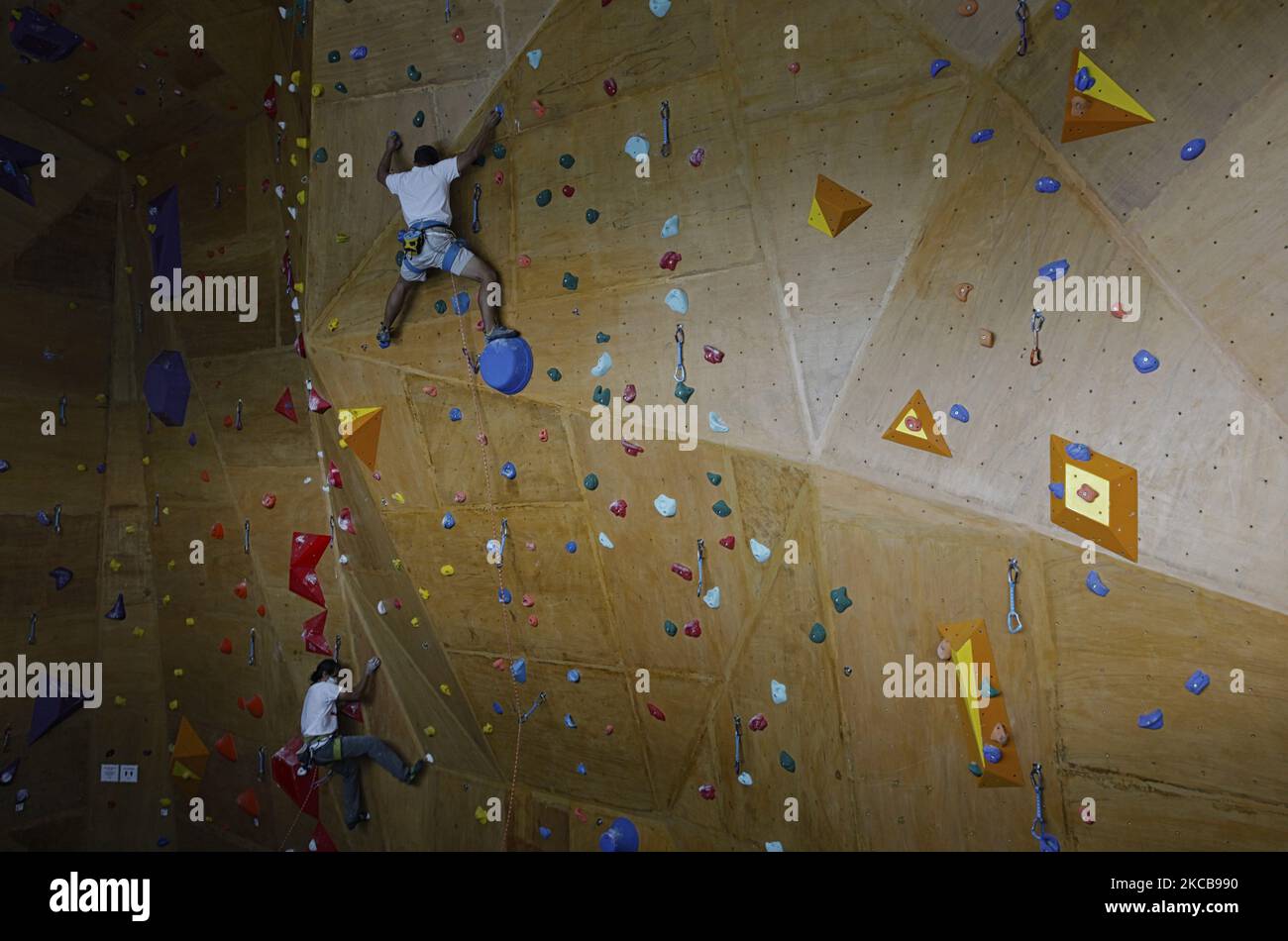 Kletterer klettert am 21. März 2021 während einer Trainingseinheit im Boulder Climbing Gym in der Boxies 123 Mall, Bogor, Indonesien, auf die künstliche Wand. Die Indoor Wand Kletterarena mit internationalen Standards und die größte in Indonesien ist eine Sporttourismusanlage für Wandkletterfreunde. (Foto von Adriana Adie/NurPhoto) Stockfoto