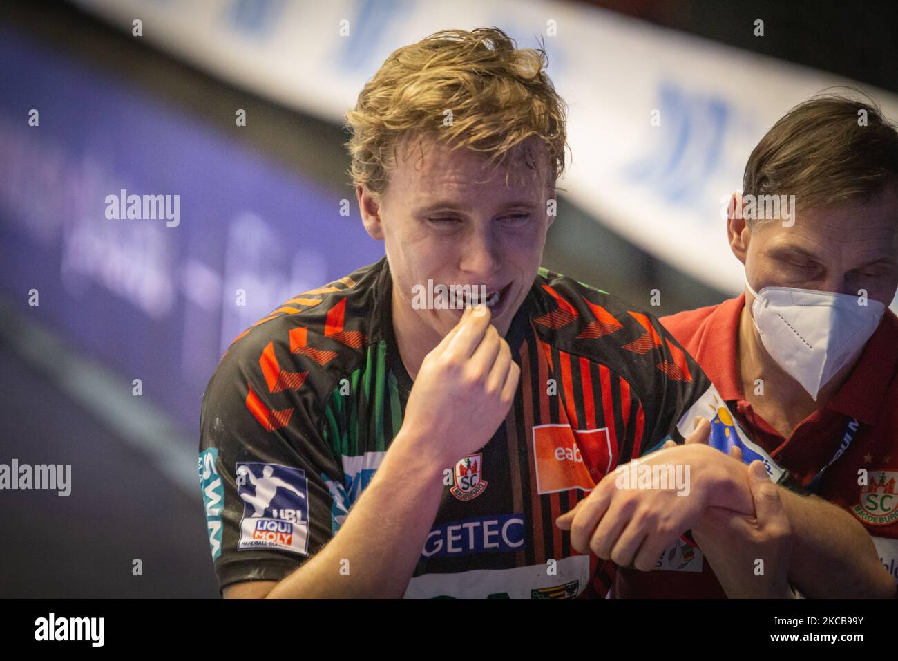 Gisli Thorgeir Kristjansson wird beim LIQUI MOLY Handball-Bundesliga-Spiel zwischen SC Magdeburg und Fuechse Berlin am 21. März 2021 in der GETEC-Arena in Magdeburg verletzt. (Foto von Peter Niedung/NurPhoto) Stockfoto