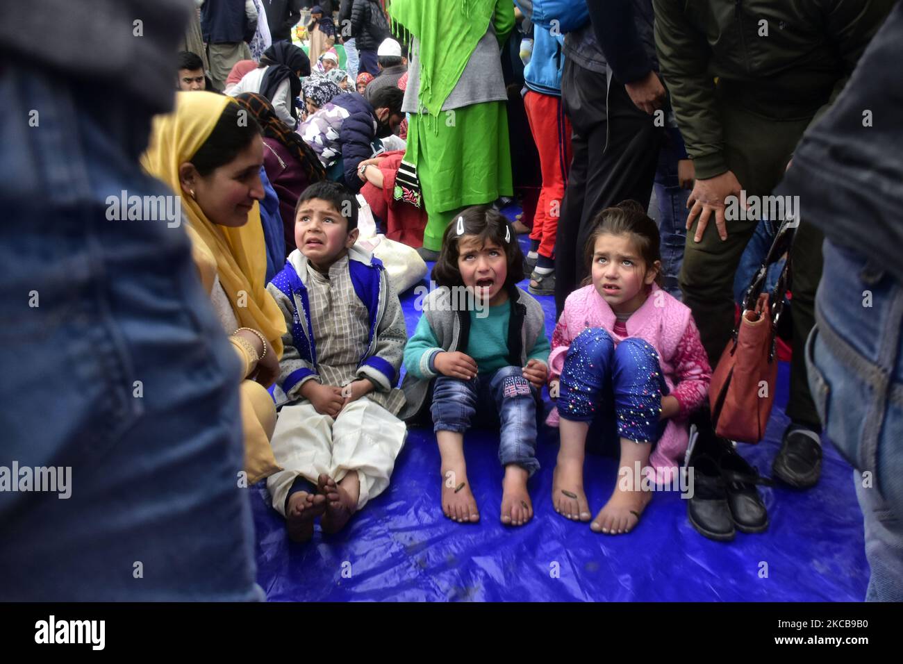Kashmiri-Kinder nehmen am Vorabend des Nauroz (persisches Neujahr) in Srinagar, dem indischen Kaschmir, am 21. März 2021 eine lech-Therapie in Kashmir ein, die lokal als „Derkhe Illaaj“ bekannt ist, ist eine der ältesten komplementären Therapien, die von Kashmir zur Behandlung verschiedener Krankheiten wie Hautkrankheiten, Arthritis, chronischen Kopfschmerzen, Erfrierungen und Sinusitis. (Foto von Muzamil Mattoo/NurPhoto) Stockfoto