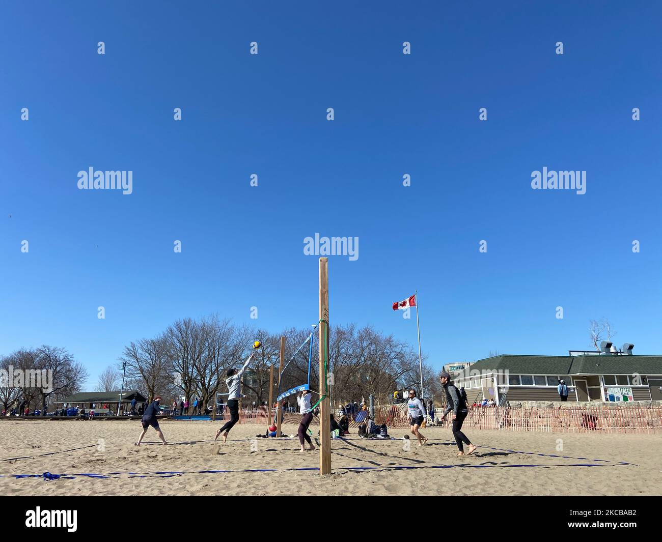 Beachvolleyballspieler spielen am überfüllten strand von woodbine bei sonnigem Wetter in Toronto, Ontario, am 21. März 2021. (Foto von Sayed Najafizada/NurPhoto) Stockfoto