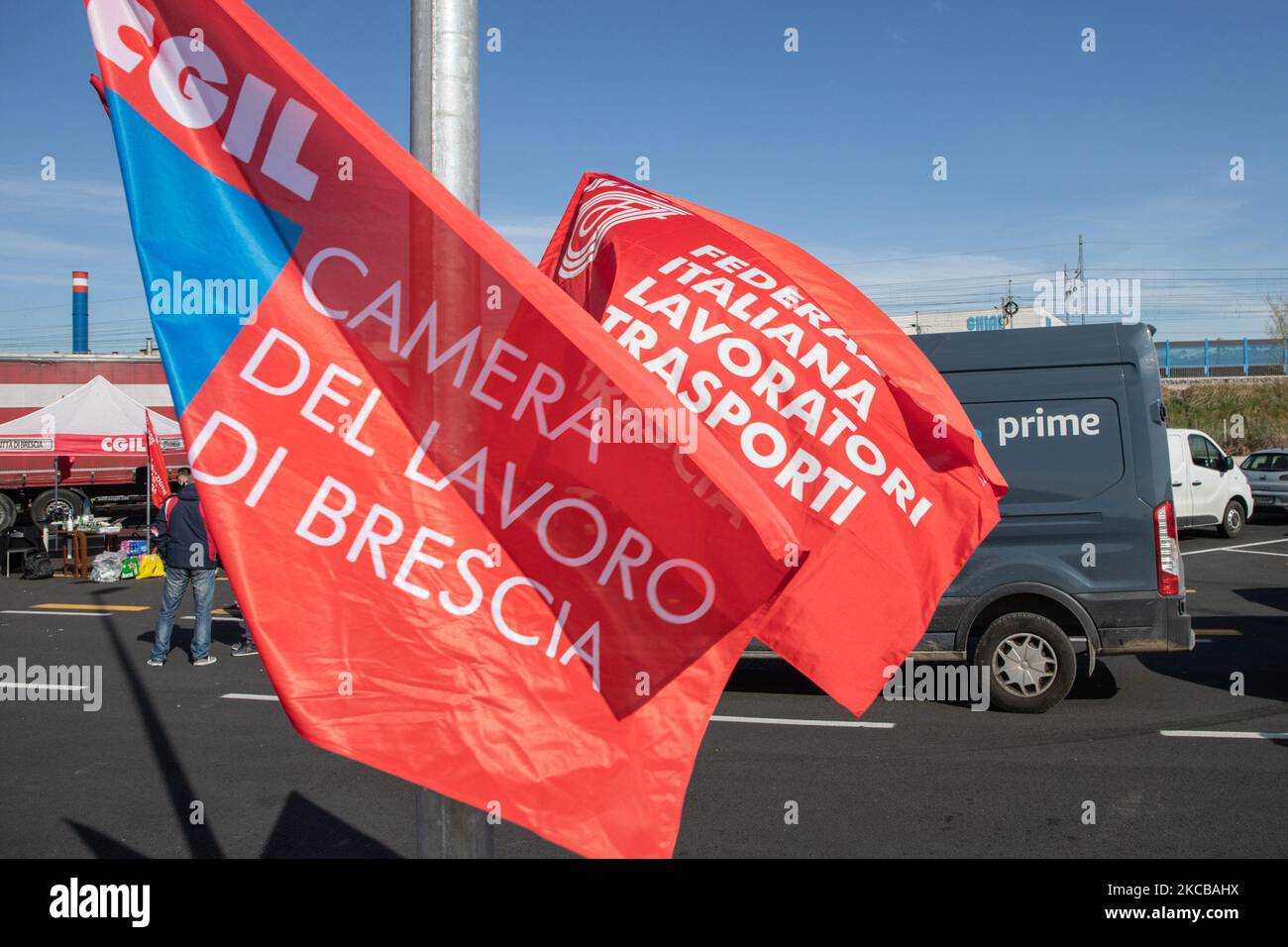 Arbeiter vor dem Amazon-Drehkreuz in Castegnato, außerhalb von Brescia, protestierten am 22. März in Brescia, Italien, 2021. Amazon-Arbeiter haben zum ersten Mal einen nationalen Streik ausgerufen, um bessere Arbeitsbedingungen zu erhalten. (Foto von Stefano Nicoli/NurPhoto) Stockfoto