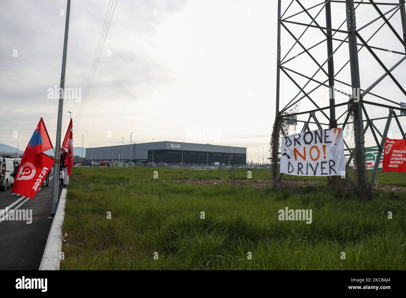 Arbeiter vor dem Amazon-Drehkreuz in Castegnato, außerhalb von Brescia, protestierten am 22. März in Brescia, Italien, 2021. Amazon-Arbeiter haben zum ersten Mal einen nationalen Streik ausgerufen, um bessere Arbeitsbedingungen zu erhalten. (Foto von Stefano Nicoli/NurPhoto) Stockfoto