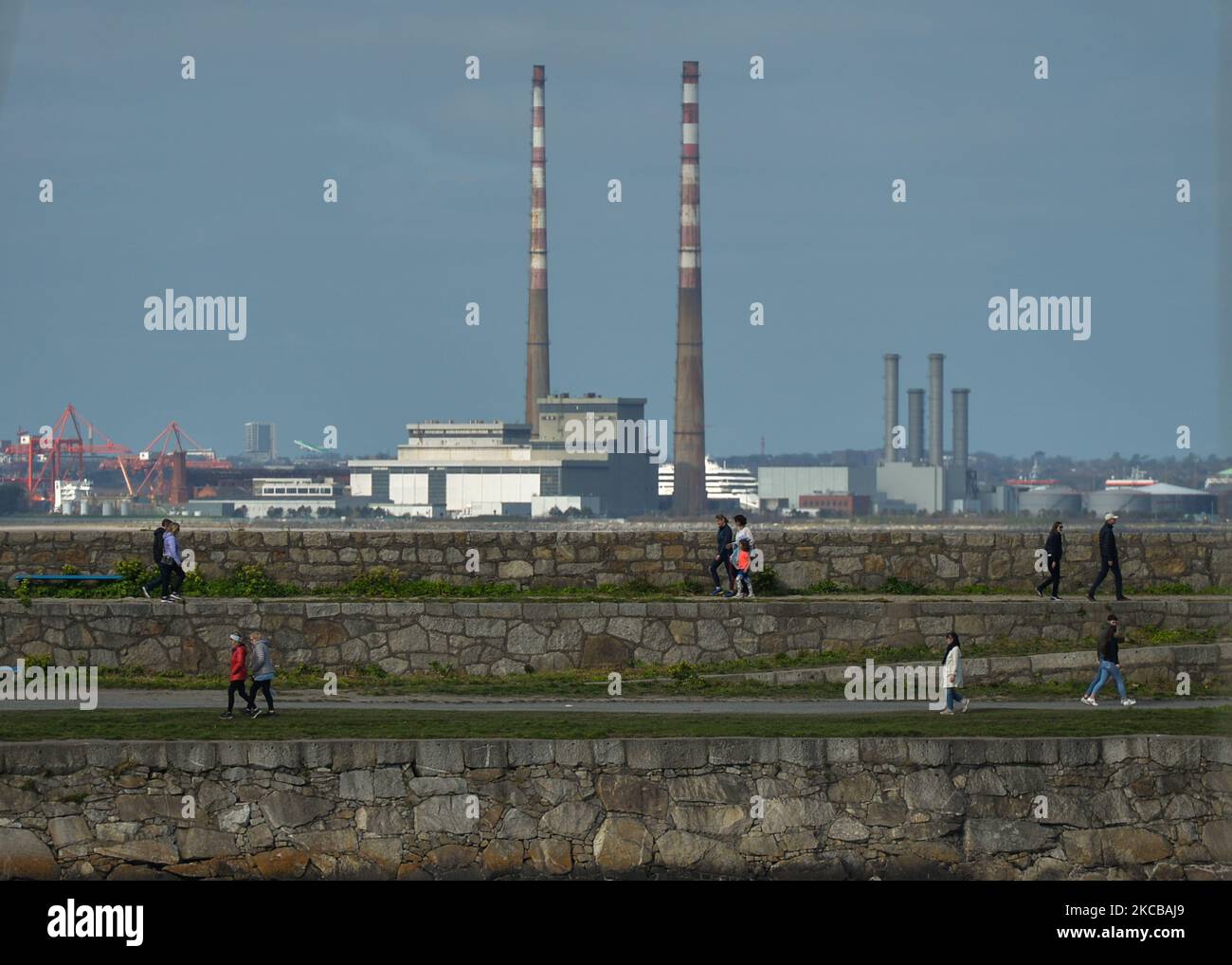 Personen, die am Dún Laoghaire West Pier, Dublin, am Sonntagmorgen während der Covid-19-Sperre auf Stufe 5 laufen. Am Sonntag, den 21. März 2021, in Dublin, Irland. (Foto von Artur Widak/NurPhoto) Stockfoto