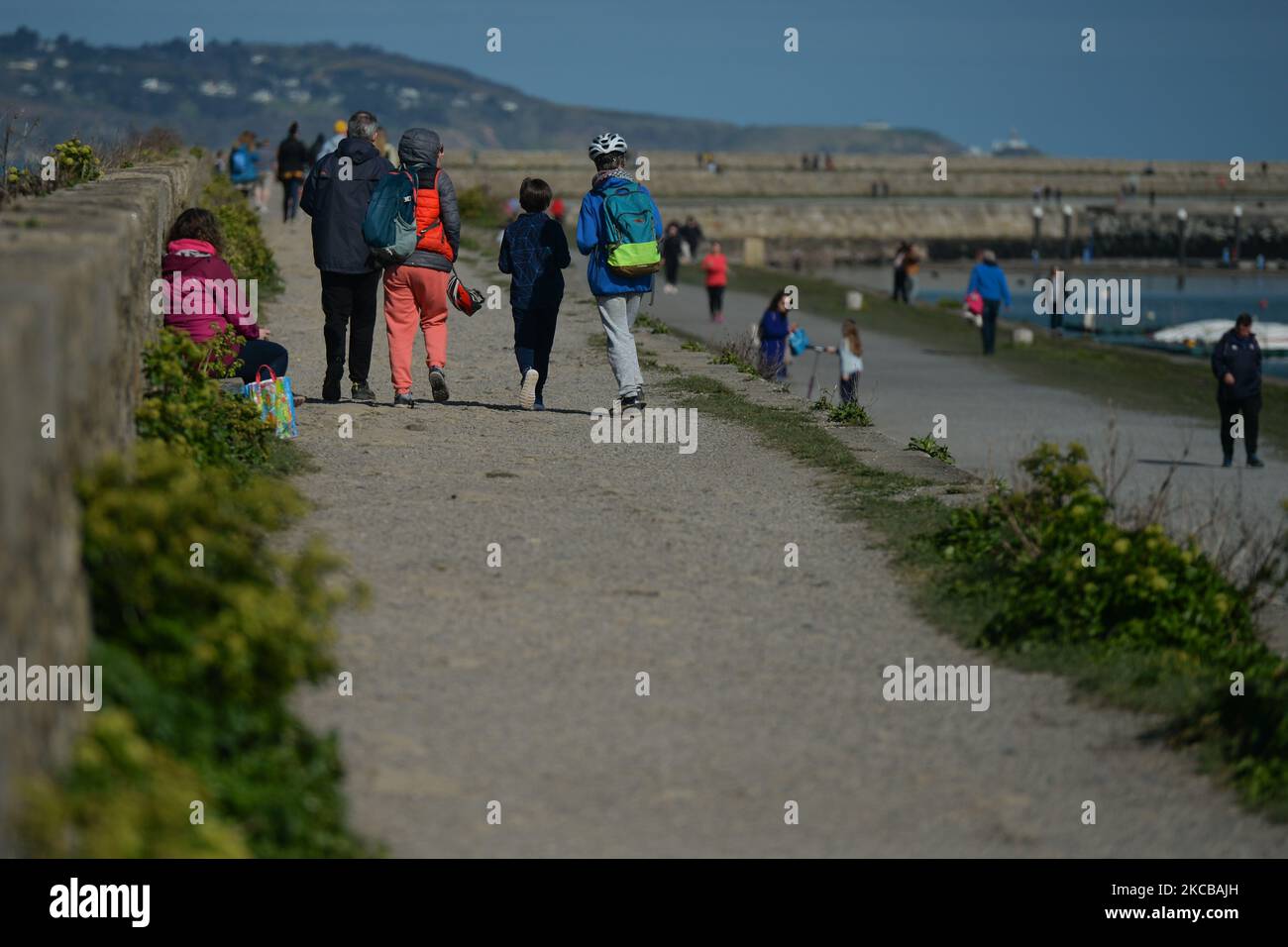 Personen, die am Dún Laoghaire West Pier, Dublin, am Sonntagmorgen während der Covid-19-Sperre auf Stufe 5 laufen. Am Sonntag, den 21. März 2021, in Dublin, Irland. (Foto von Artur Widak/NurPhoto) Stockfoto