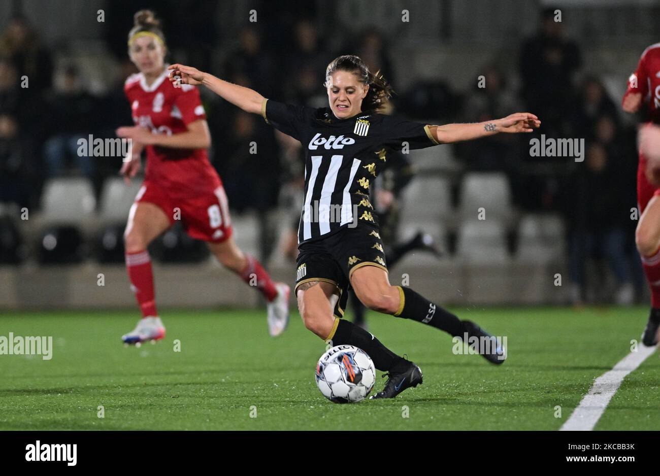 Catarina Leleu (16) von Charleroi während eines Fußballspiels zwischen Sporting Charleroi und Standard Femina de Liege am Spieltag 10. der Saison 2022 - 2023 der belgischen Lotto Womens Super League, freitag, 4. November 2022 in Marcinelle, Belgien. FOTO SPORTPIX | DAVID CATRY Stockfoto