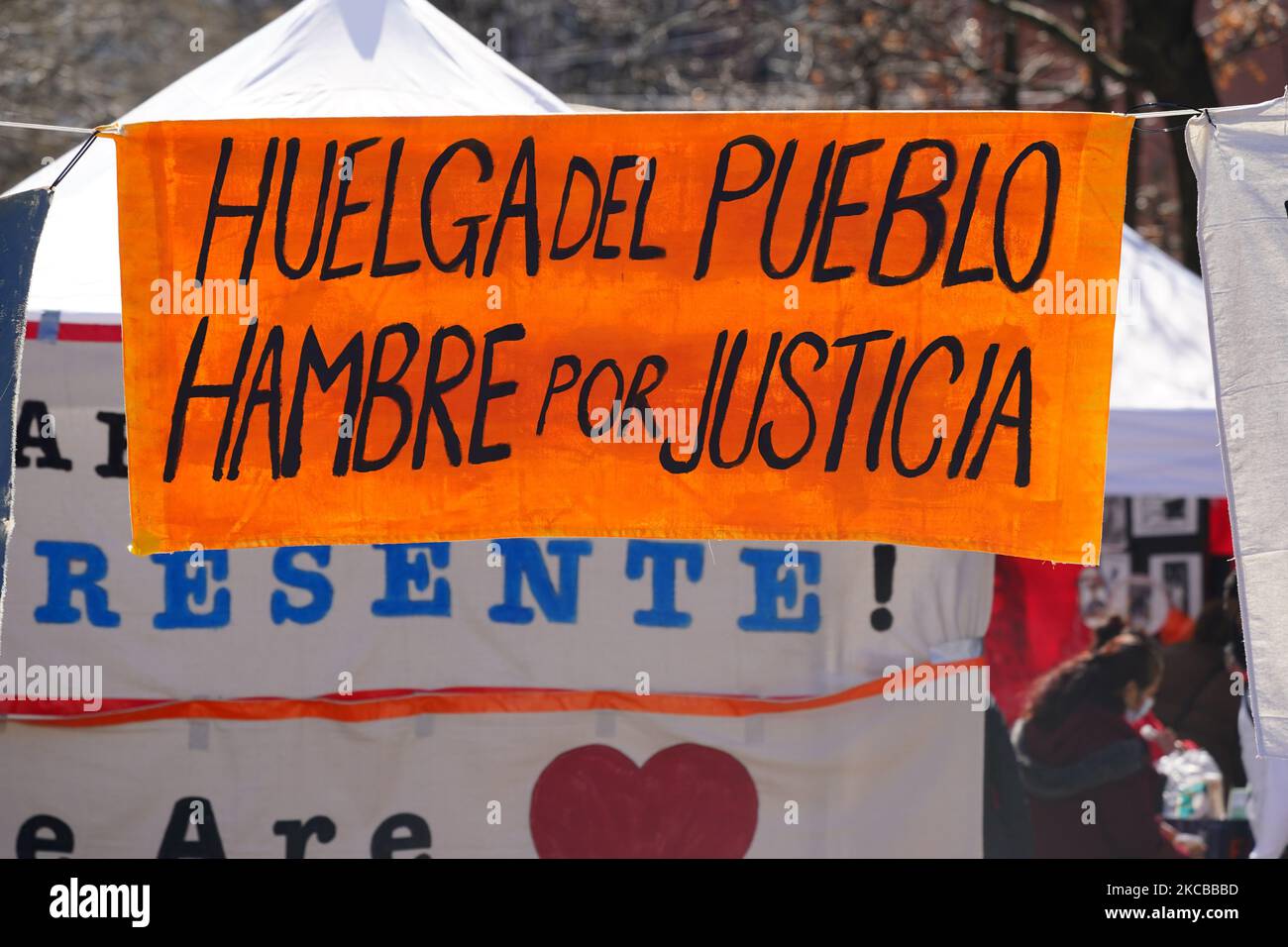 Ausgegrenzte Arbeiter, Verbündete der Gemeinschaft treten während eines Protestes von Make The Road New York vor dem Washington Square Park in New York am 22. März 2021 in einen Hungerstreik (Foto: John Nacion/NurPhoto) Stockfoto