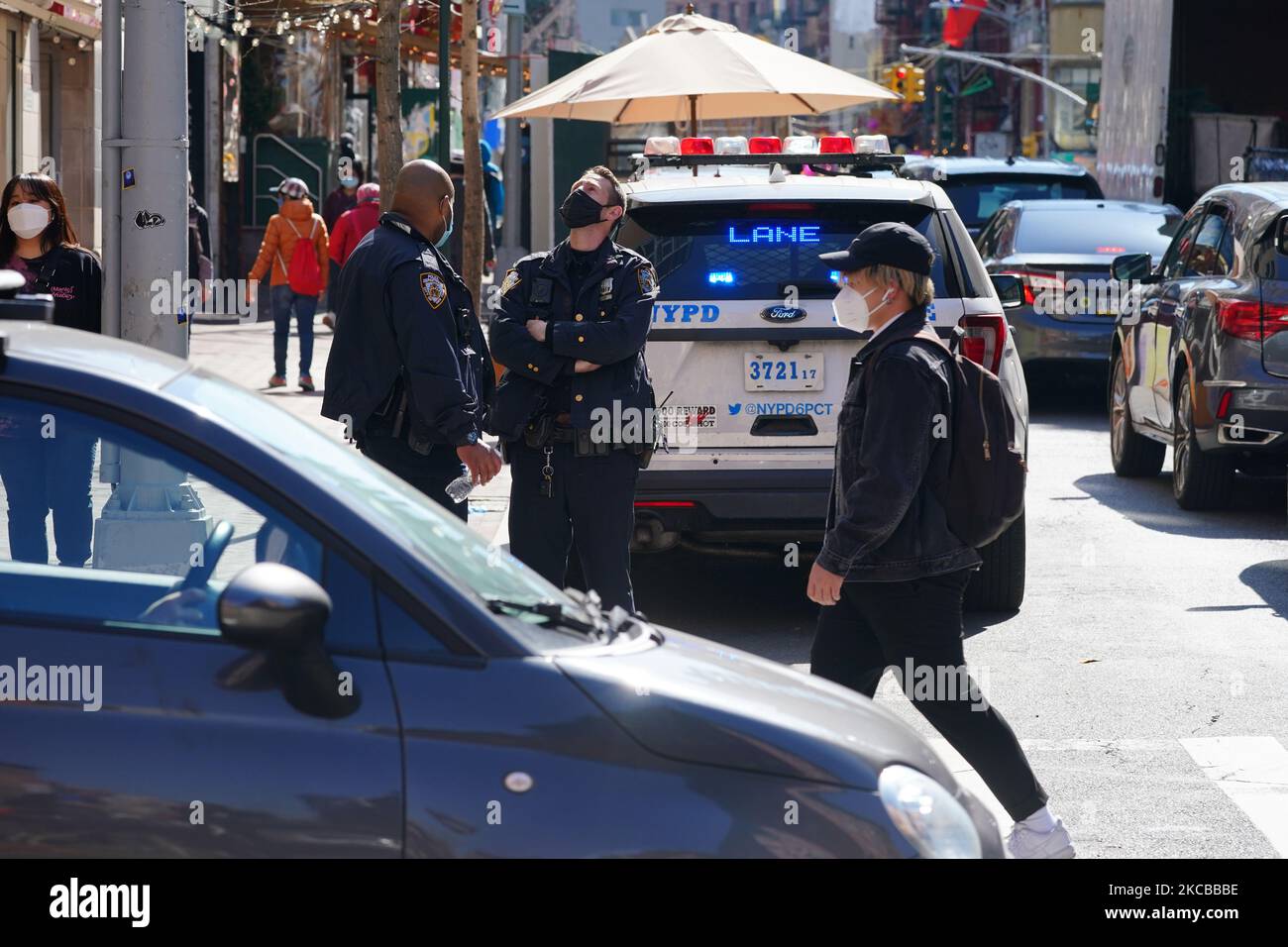 NYPD-Polizisten werden am 22. März 2021 nach den Tötungen von 8 Menschen asiatischer Abstammung in Atlanta, Georgia, in den Straßen von Chinatown in Manhattan patrouilliert sehen. (Foto von John Nacion/NurPhoto) Stockfoto