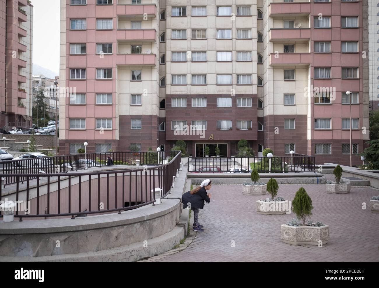 Der iranische Künstler Shabnam Shabani übt am zweiten Tag der Nowruz-Feiertage in einem Wohnkomplex im Norden Teherans während des Ausbruchs der neuen Coronavirus-Krankheit im Iran am 22. März 2021. (Foto von Morteza Nikoubazl/NurPhoto) Stockfoto