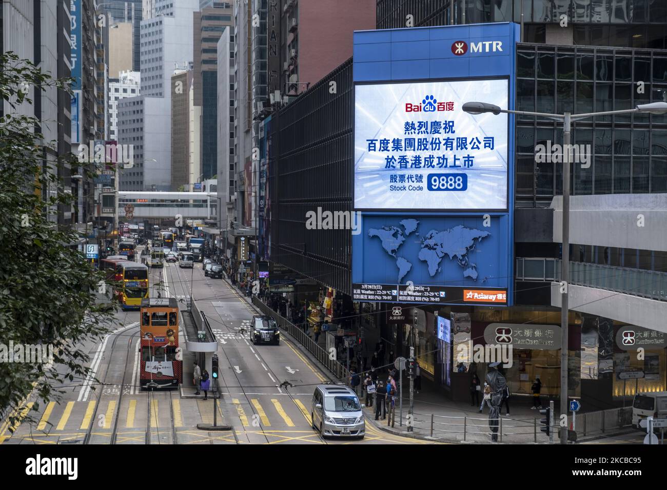 Ein Bildschirm zeigt eine Meldung an, die die Notierung von Baidu Inc. An der Börse von Hongkong in Hongkong, China, am Dienstag, den 23. März 2021, markiert. Baidus Aktienangebot in Hongkong markiert heute ein unwahrscheinliches Wiederaufleben für founderÂ Robin Li, der sich nach dem Verschwendung eines beinahe-Monopols bei der Suche wieder zur Relevanz in der chinesischen Technologiebranche zurückgeschlagen hat. (Foto von Vernon Yuen/NurPhoto) Stockfoto