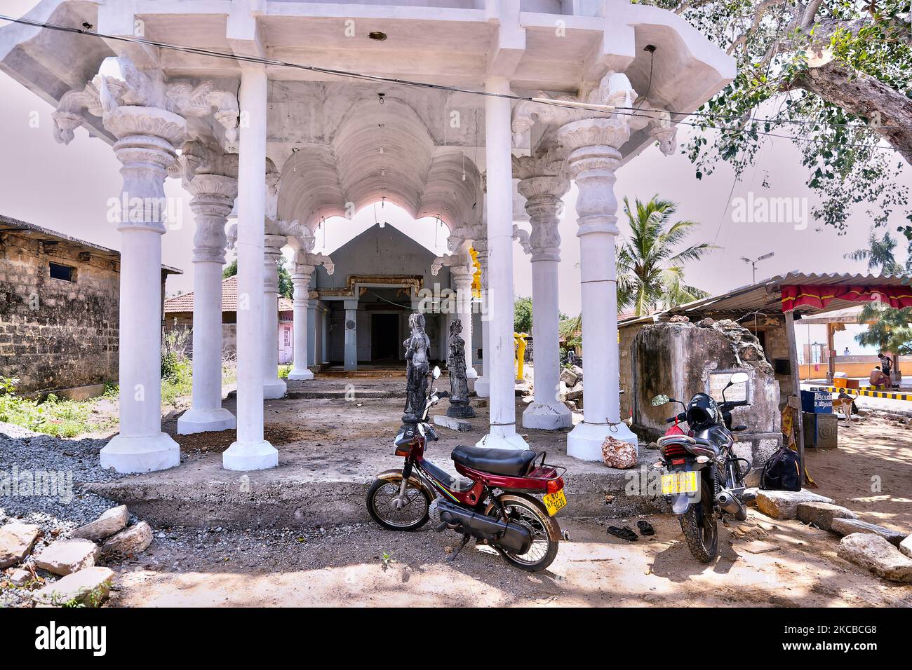 Rekonstruktion eines Teils des Keerimalai Kassi Wisvanathar Tempels in Keerimalai, Jaffna, Sri Lanka. Im Jahr 1993 wurde der Tempel durch Bombenangriffe der srilankischen Luftwaffe während des 26-jährigen Bürgerkrieges zwischen der srilankischen Armee und der LTTE (Liberation Tigers of Tamil Eelam) beschädigt. Die Vereinten Nationen schätzen, dass während des Krieges etwa 40.000 Menschen getötet wurden. (Foto von Creative Touch Imaging Ltd./NurPhoto) Stockfoto