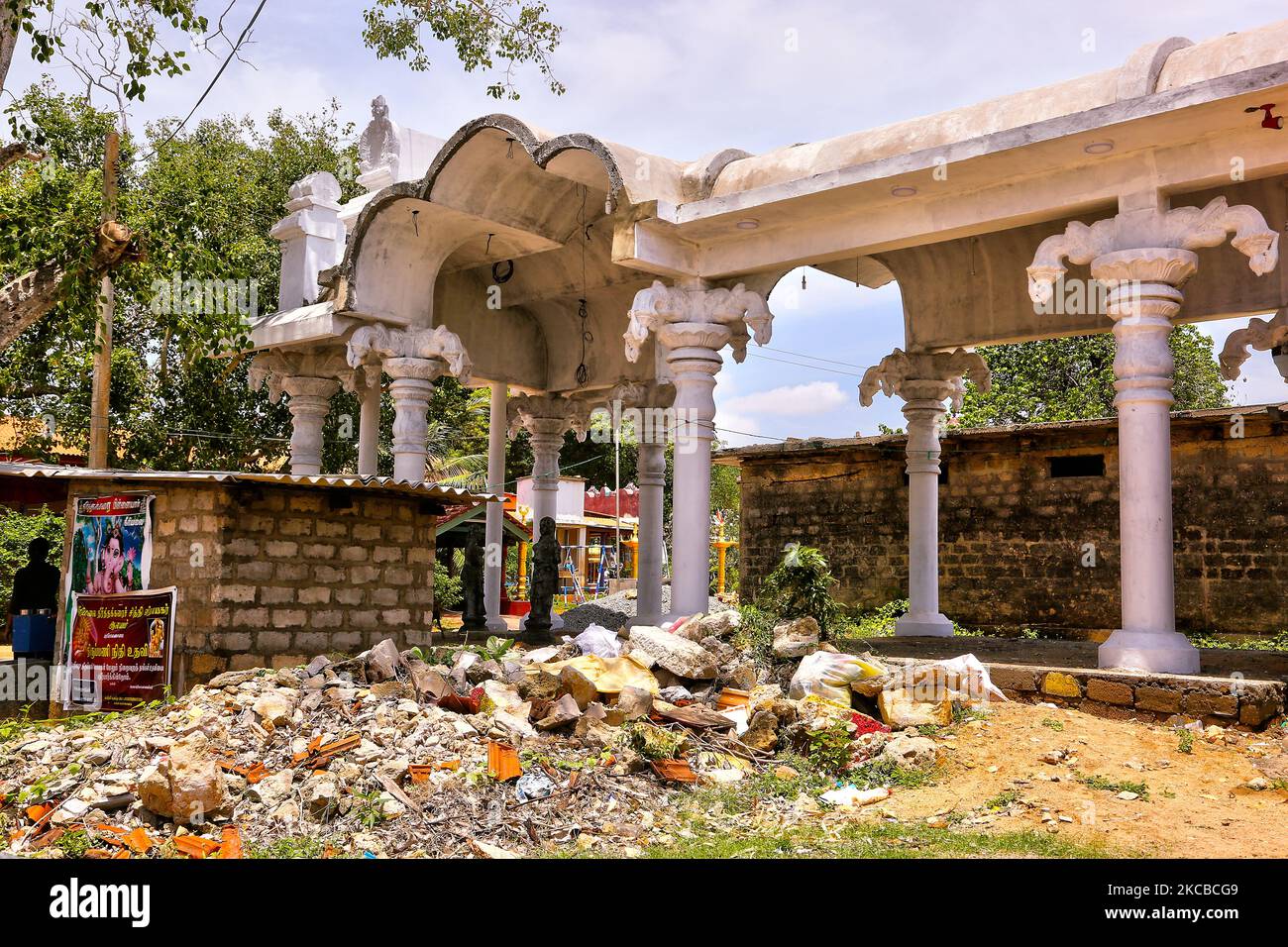 Rekonstruktion eines Teils des Keerimalai Kassi Wisvanathar Tempels in Keerimalai, Jaffna, Sri Lanka. Im Jahr 1993 wurde der Tempel durch Bombenangriffe der srilankischen Luftwaffe während des 26-jährigen Bürgerkrieges zwischen der srilankischen Armee und der LTTE (Liberation Tigers of Tamil Eelam) beschädigt. Die Vereinten Nationen schätzen, dass während des Krieges etwa 40.000 Menschen getötet wurden. (Foto von Creative Touch Imaging Ltd./NurPhoto) Stockfoto
