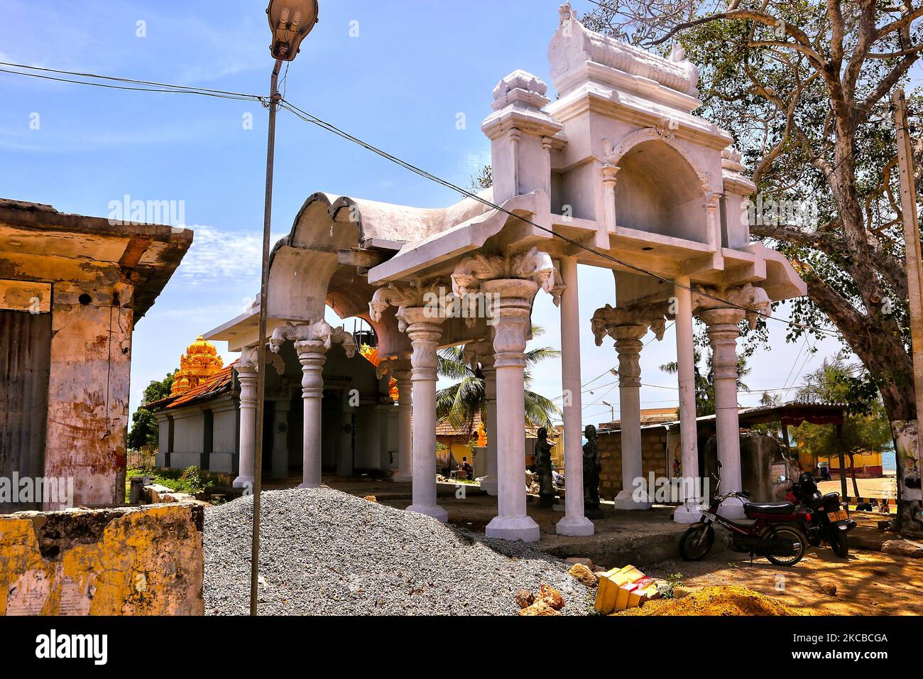 Rekonstruktion eines Teils des Keerimalai Kassi Wisvanathar Tempels in Keerimalai, Jaffna, Sri Lanka. Im Jahr 1993 wurde der Tempel durch Bombenangriffe der srilankischen Luftwaffe während des 26-jährigen Bürgerkrieges zwischen der srilankischen Armee und der LTTE (Liberation Tigers of Tamil Eelam) beschädigt. Die Vereinten Nationen schätzen, dass während des Krieges etwa 40.000 Menschen getötet wurden. (Foto von Creative Touch Imaging Ltd./NurPhoto) Stockfoto