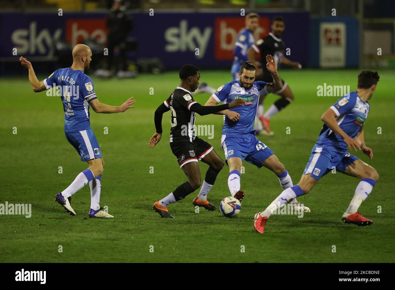 Barrows Oliver Banks im Einsatz mit Jay Matete von Grimsby Town während des Sky Bet League 2-Spiels zwischen Barrow und Grimsby Town in der Holker Street, Barrow-in-Furness am Dienstag, den 23.. März 2021. (Foto von Mark Fletcher/MI News/NurPhoto) Stockfoto