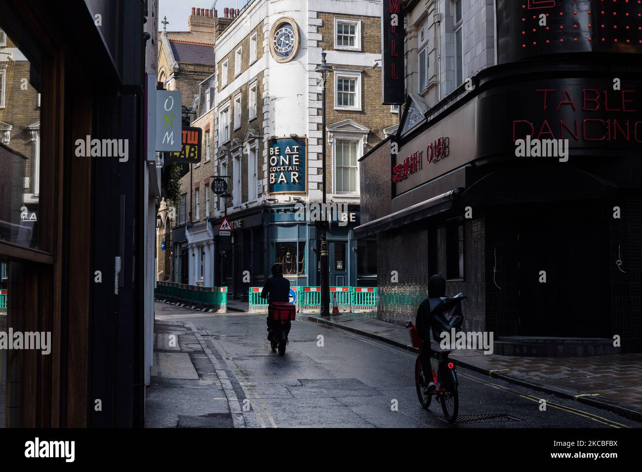 LONDON, VEREINIGTES KÖNIGREICH - 25. MÄRZ 2021: Am 25. März 2021 fahren die Menschen in London, England, an geschlossenen Bars in Soho vorbei, da England noch unter der dritten Sperre steht, um die Covid-19-Infektionsraten zu senken. Die Regierung hat einen Plan für die Entsperrung des Landes in vier Phasen im Laufe des Impfprogramms aufgestellt, mit einer weiteren Lockerung der Beschränkungen ab dem 29. März, einschließlich der Aufhebung der Aufenthaltsordnung zu Hause, der sechs Personen die Möglichkeit gibt, sich draußen zu treffen und Sporteinrichtungen im Freien zu eröffnen. (Foto von Wiktor Szymanowicz/NurPhoto) Stockfoto