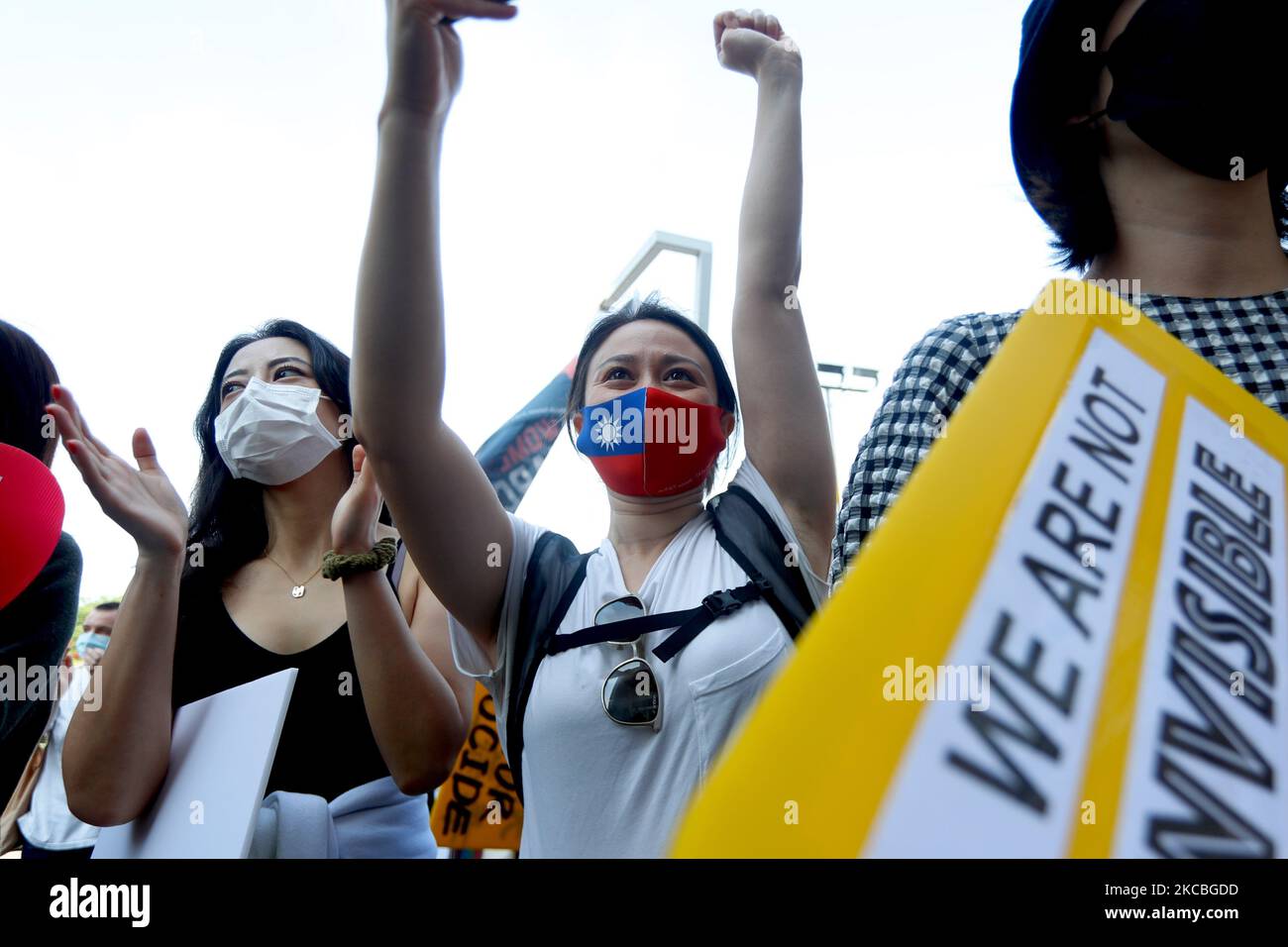 Fast hundert Asiatisch-Amerikaner, pazifische Inselbewohner und Taiwanesen, die Plakate mit „kein Schweigen mehr“ halten und Slogans in der Nähe des Taipei 101 Gebäudes und des Liberty Square während eines marsches gegen Rassismus, Hass gegen Asiaten und Misogyny in Taipei, Taiwan, 26. März 2021 singen (Foto: Ceng Shou Yi/NurPhoto) Stockfoto