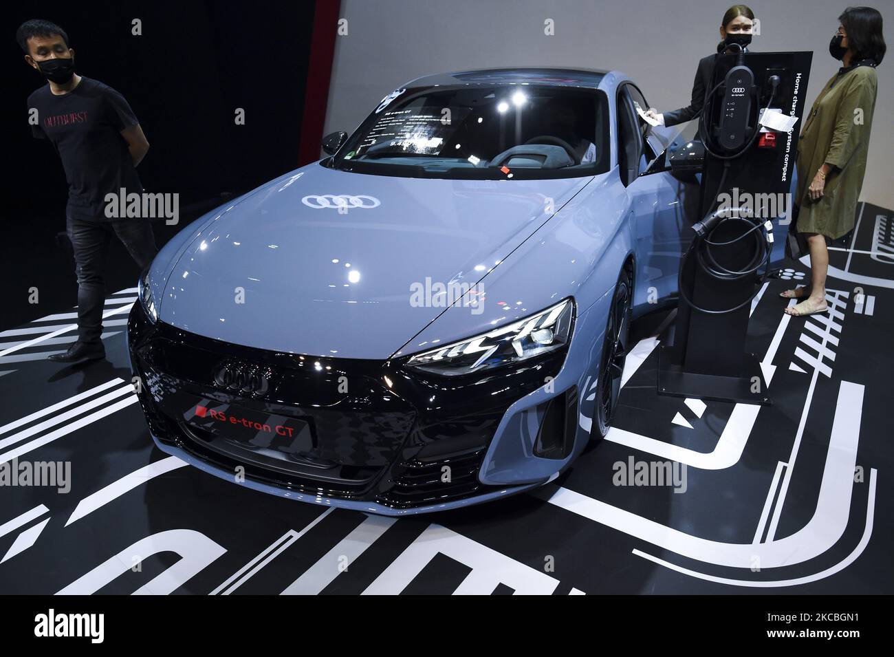 Auf der Bangkok International Motor Show 2021 42. in Bangkok, Thailand, 26. März 2021 schauen sich die Menschen Audi RS e-tron GT an (Foto: Anusak Laowias/NurPhoto) Stockfoto