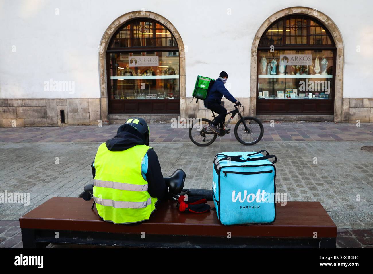 Wolt und Uber essen Zustellkuriere werden während der Coronavirus-Pandemie am 25. März 2021 in Krakau, Polen, im Zentrum der Stadt gesehen. (Foto von Beata Zawrzel/NurPhoto) Stockfoto