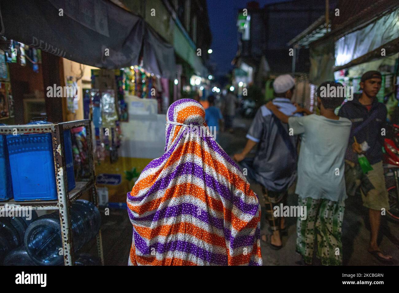 Allgemeine Ansicht in der Gasse der Slums in Jakarta, Indonesien am 26. März 2021. Laut Victoria Kwakwa, der Vizepräsidentin der Weltbank für Ostasien und den pazifischen Raum, hat die allgemeine, langwierige Verlangsamung der Wirtschaftstätigkeit aufgrund der COVID-19-Pandemie die Armutsbekämpfung und die Ungleichheit verschärft. In der Zwischenzeit konnten mehrere Nationen in Ostasien und im Pazifik, deren Hilfe immer noch geringer ist als der Verlust des Einkommens der Menschen, mit den Stimulationsmaßnahmen nicht ganz auf die mangelnde Nachfrage einwirkt. (Foto von Afriadi Hikmal/NurPhoto) Stockfoto