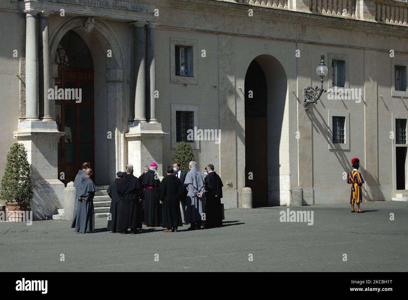 Die Schweizer Garde ist auf dem Hof des Apostolischen Palastes im Vatikan, Stadt des Vatikans, 25. März 2021 zu sehen. (Foto von Sergii Chartschenko/NurPhoto) Stockfoto
