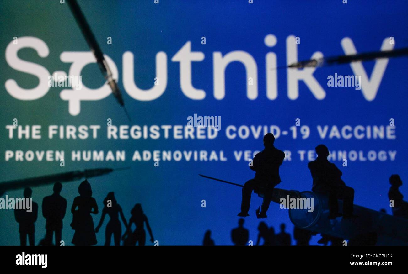 Medizinische Spritzen und kleine Figuren von Menschen sind vor dem Sputnik V-Logo auf einem Bildschirm zu sehen. Am Samstag, den 26. März 2021, in Dublin, Irland. (Foto von Artur Widak/NurPhoto) Stockfoto
