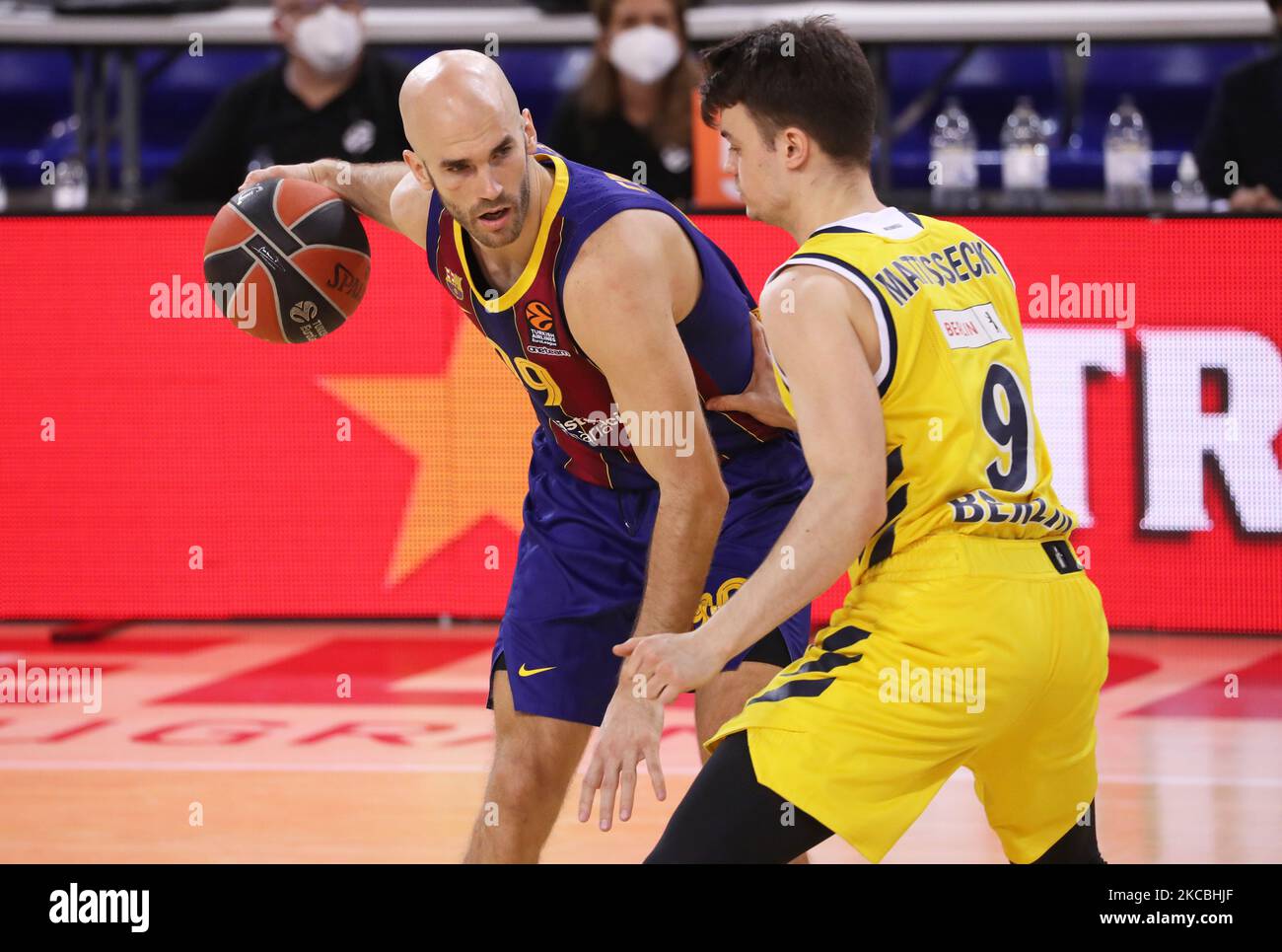 Nick Calathes und Jonas Mattisseck während des Spiels zwischen dem FC Barcelona und Alba Berlin, entsprechend der Woche 31 der Euroleague, spielten am 26.. März 2021 im Palau Blaugrana in Barcelona, Spanien. (Foto von Joan Valls/Urbanandsport/NurPhoto) Stockfoto