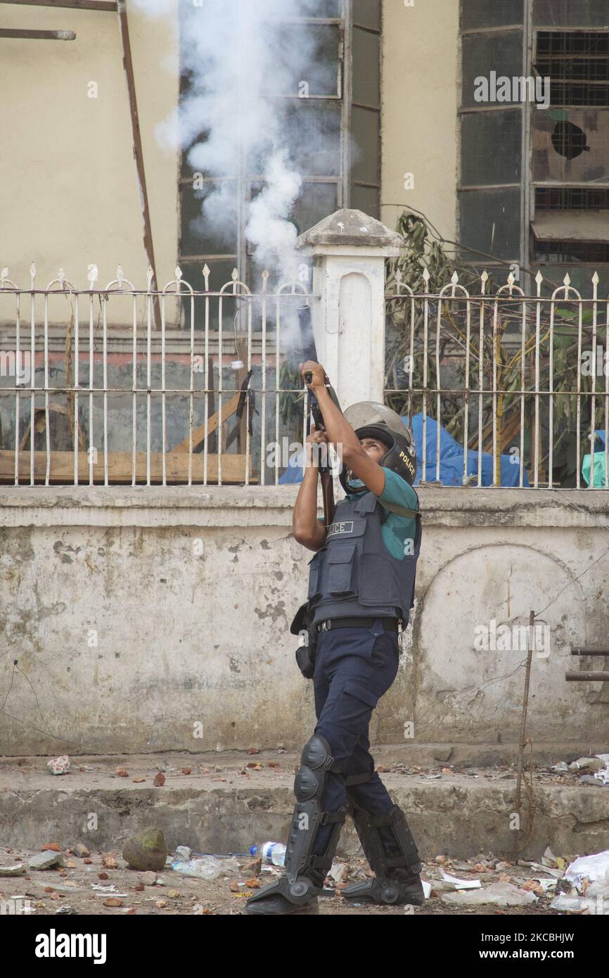 Während eines Protestes gegen den Besuch des indischen Premierministers Modi in Dhaka am 26. März 2021 trifft eine Bereitschaftspolizei auf Gummiwulst, während Aktivisten islamistischer Gruppen mit der Polizei zusammenstoßen. Mindestens 140 Personen, darunter sieben Fotojournalisten, wurden bei einem Zusammenstoß zwischen Polizei und Demonstranten verletzt, die versuchten, nach dem Jummah-Gebet in Dhakas Gebiet der Baitul Mukarram-Nationalmoschee eine Prozession zu verrichten. (Foto von Istiak Karim/NurPhoto) Stockfoto