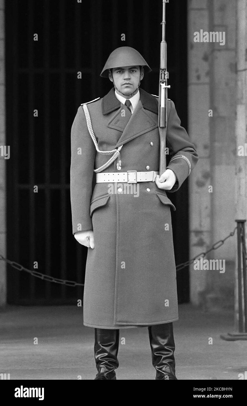 Soldat der Nationalen Volksarmee auf der Wache in Ost-Berlin, 1983. Stockfoto