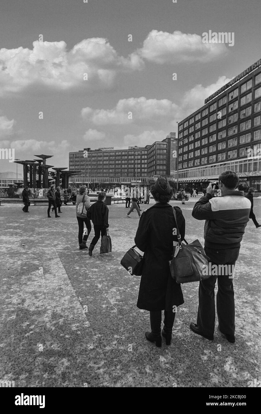 Touristen in Alexanderplatz, Ost-Berlin, Deutschland, 1983. Stockfoto