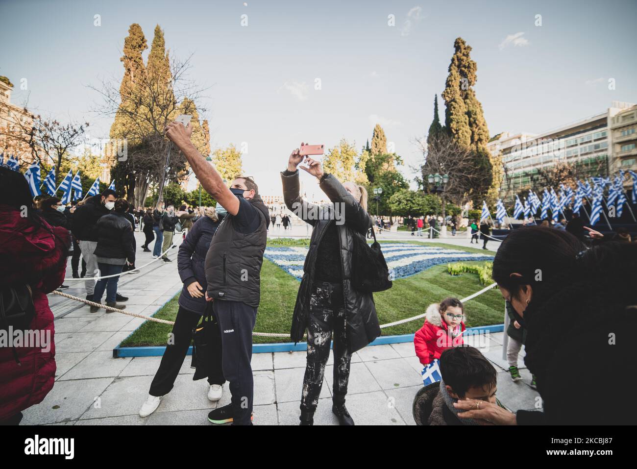 Am 24. März 2021 machen die Athens Selfies vor einem temporären Denkmal zum 200.. Jahrestag der griechischen Revolution gegen das Osmanische Reich in Athen, Griechenland. (Foto von Maria Chourdari/NurPhoto) Stockfoto