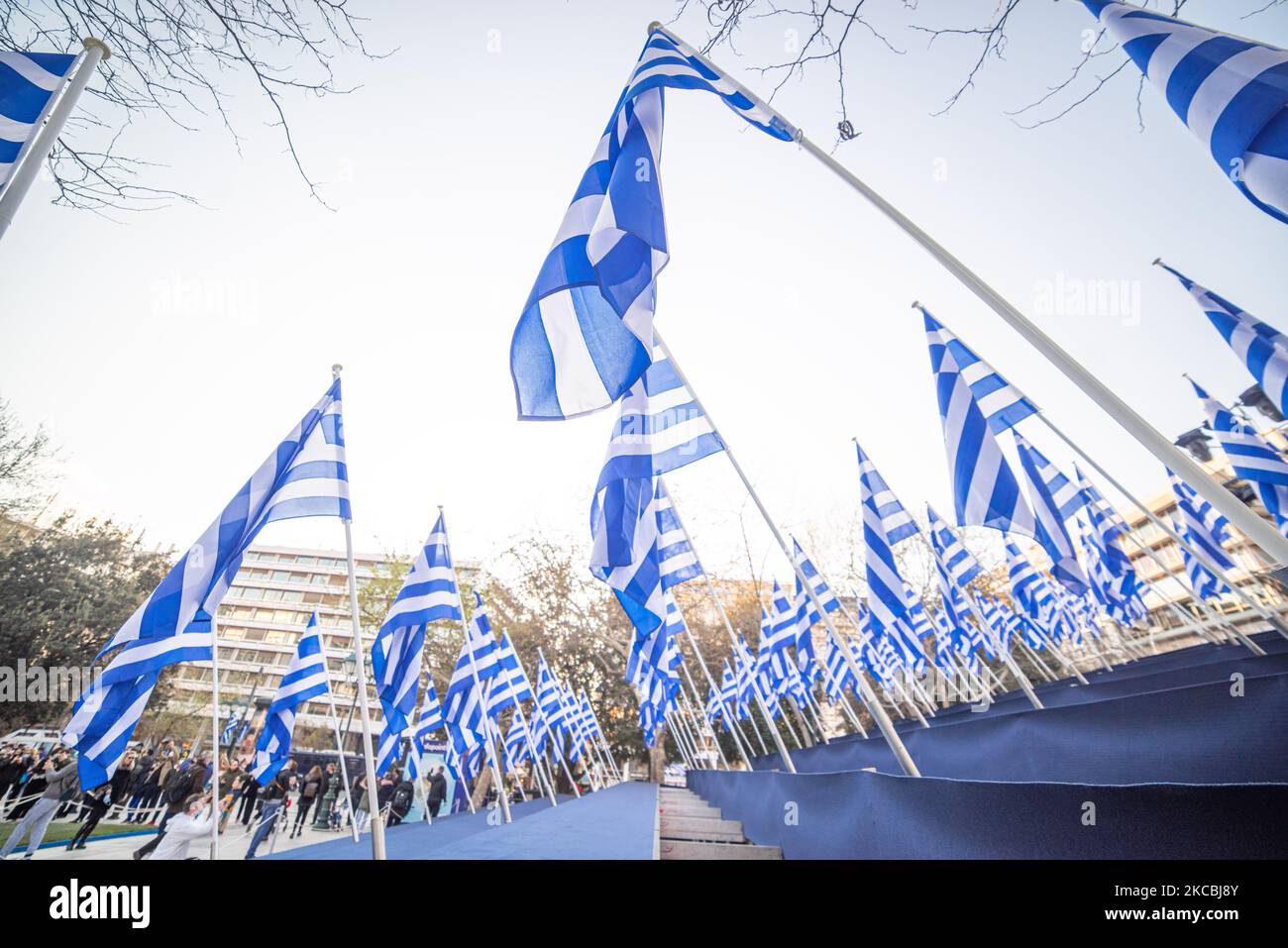 Die Gemeinde Athen hat am 24. März 2021 auf dem Syntagma-Platz 200 Flaggen zum Gedenken an den 200.. Jahrestag der griechischen Revolution gegen das Osmanische Reich in Athen, Griechenland, aufgestellt. (Foto von Maria Chourdari/NurPhoto) Stockfoto