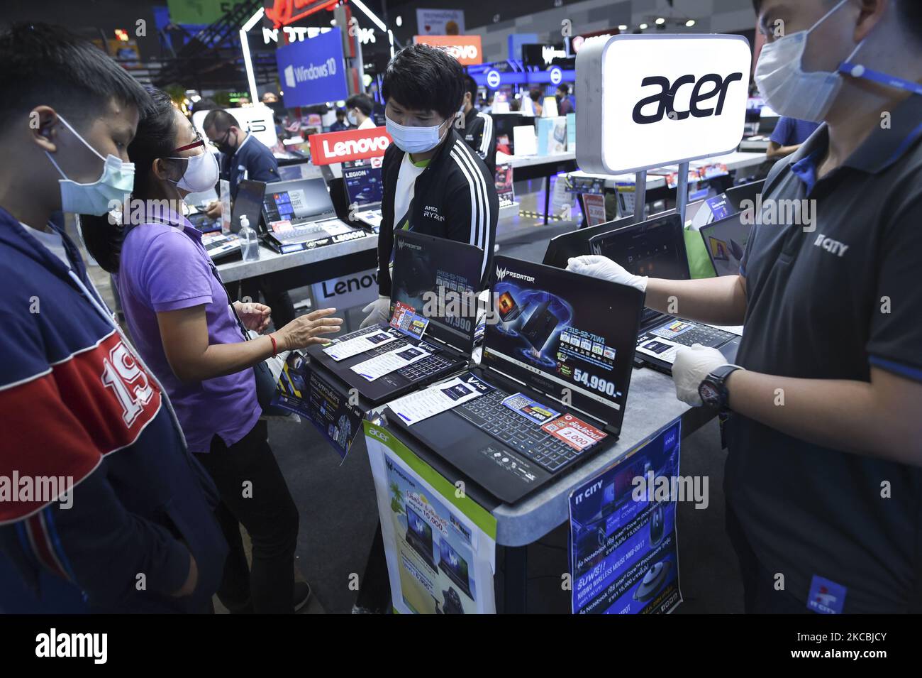 Auf einer Computermesse und Verkaufsveranstaltung Commart Thailand 2021 in Bangkok, Thailand, am 27. März 2021 treffen sich Besucher, um Laptops und Computer zu kaufen. (Foto von Anusak Laowias/NurPhoto) Stockfoto