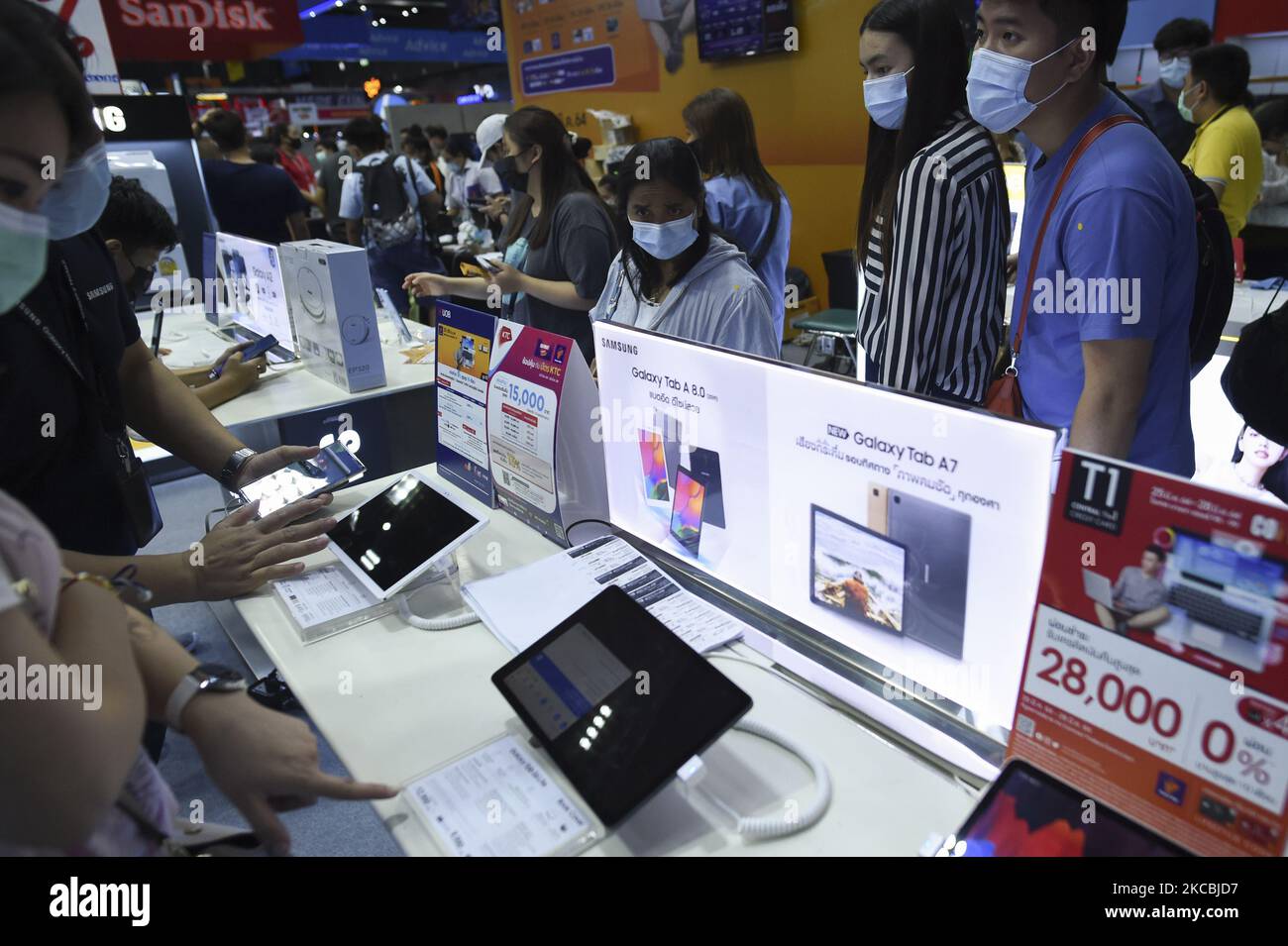 Auf einer Computermesse und Verkaufsveranstaltung Commart Thailand 2021 in Bangkok, Thailand, am 27. März 2021 treffen sich Besucher, um Laptops und Computer zu kaufen. (Foto von Anusak Laowias/NurPhoto) Stockfoto