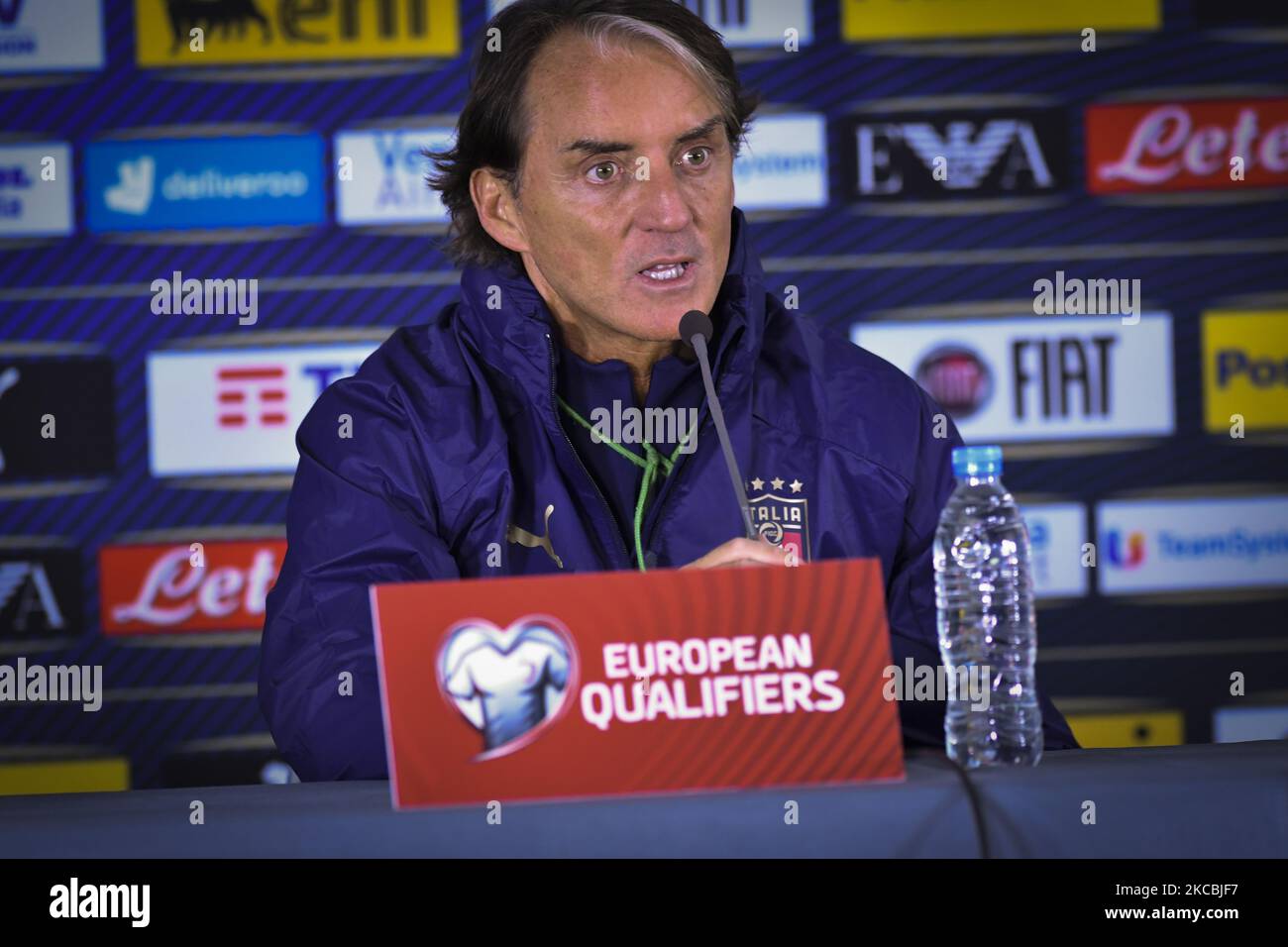 Der Cheftrainer der italienischen Fußballnationalmannschaft Roberto Mancini nimmt am 27. März 2021 an einer Pressekonferenz in Sofia, Bulgarien, Teil. Italien wird Bulgarien beim Fußballspiel der Qualifikationsgruppe C der FIFA-Weltmeisterschaft 2022 am 28. März 2021 gegenüberstehen (Foto: Georgi Paleykov/NurPhoto) Stockfoto