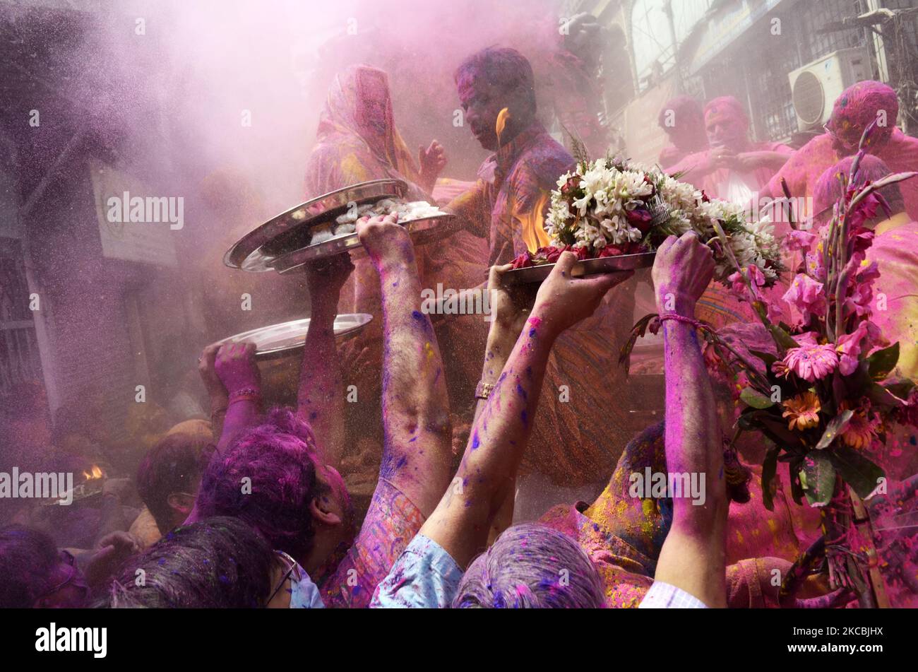 Holi-Festival inmitten eines Coronavirus-Notfalls in Kalkutta, Indien, 27. März 2021. Das Hindu-Fest von Holi, auch bekannt als Fest der Farben, das den Beginn der Frühjahrssaison symbolisiert und Lord Krishna (Einen hinduistischen Gott) anbetet. (Foto von Indranil Aditya/NurPhoto) Stockfoto