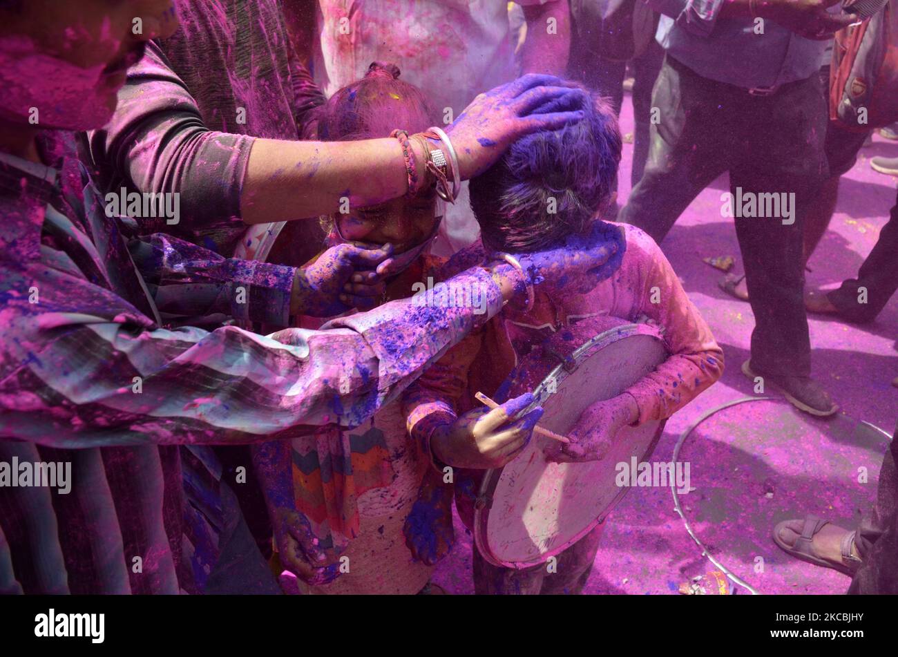 Holi-Festival inmitten eines Coronavirus-Notfalls in Kalkutta, Indien, 27. März 2021. Das Hindu-Fest von Holi, auch bekannt als Fest der Farben, das den Beginn der Frühjahrssaison symbolisiert und Lord Krishna (Einen hinduistischen Gott) anbetet. (Foto von Indranil Aditya/NurPhoto) Stockfoto