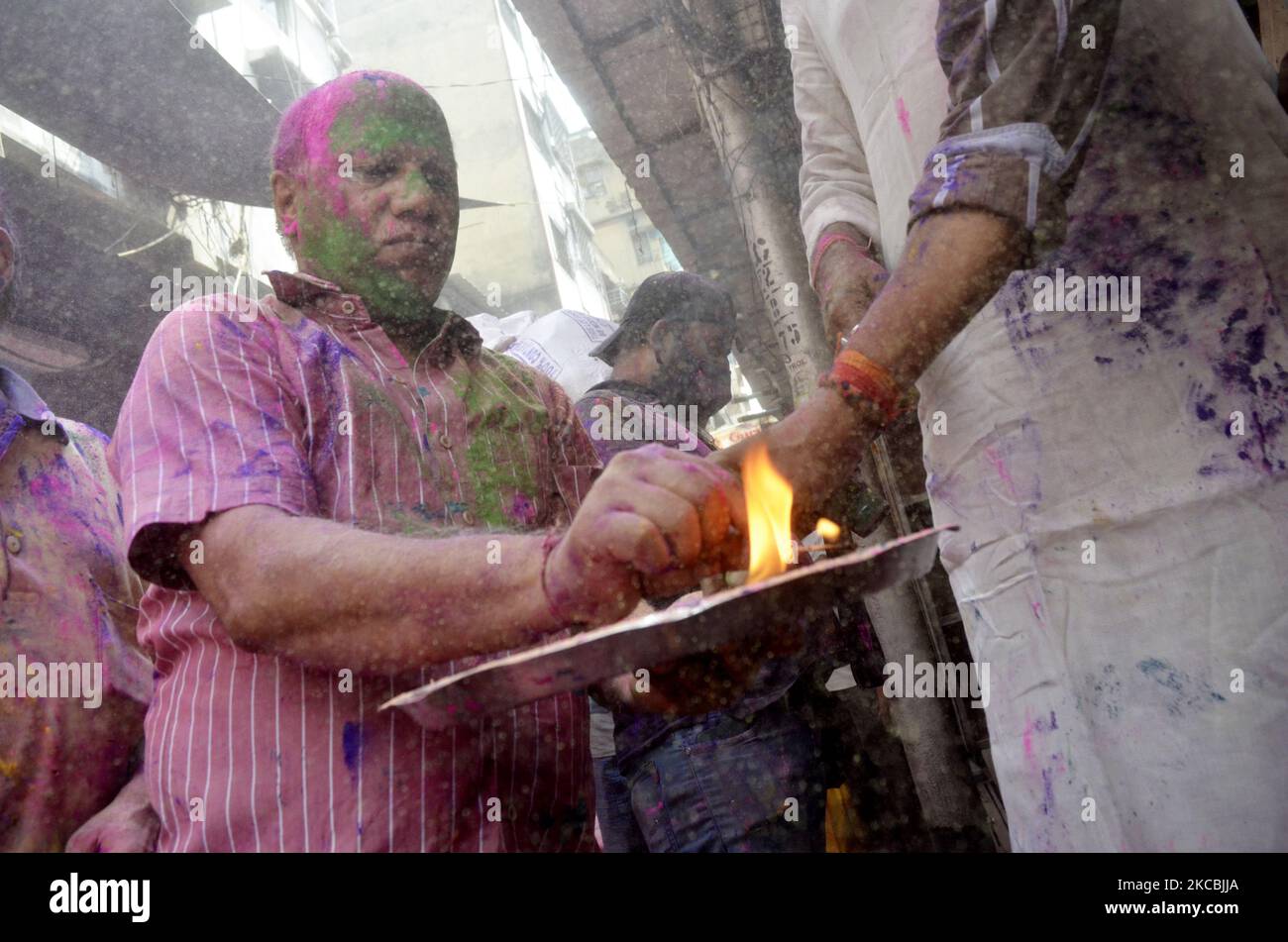 Holi-Festival inmitten eines Coronavirus-Notfalls in Kalkutta, Indien, 27. März 2021. Das Hindu-Fest von Holi, auch bekannt als Fest der Farben, das den Beginn der Frühjahrssaison symbolisiert und Lord Krishna (Einen hinduistischen Gott) anbetet. (Foto von Indranil Aditya/NurPhoto) Stockfoto