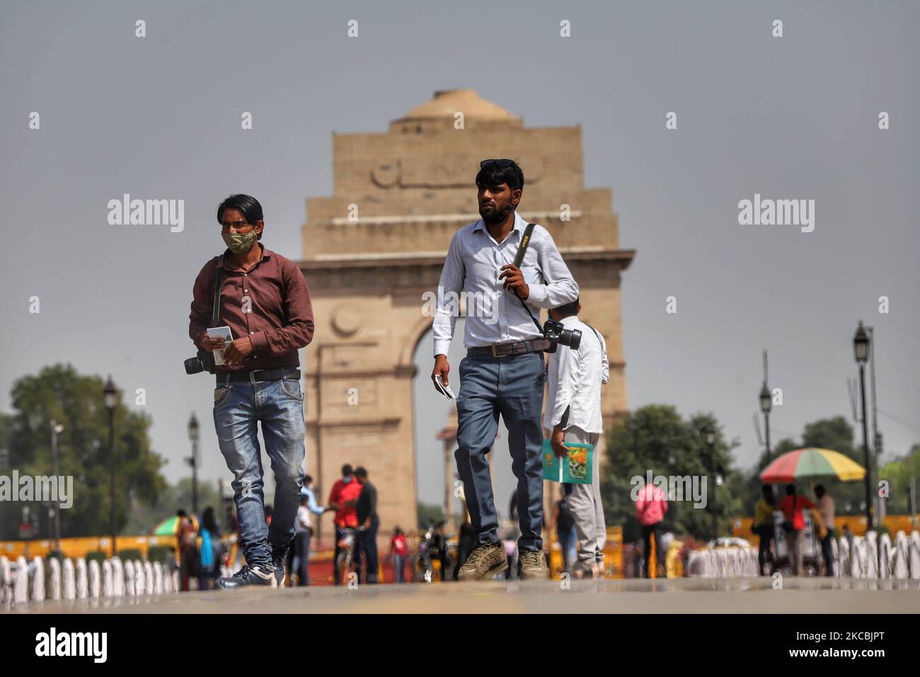 Fotografen warten am 27. März 2021 in der Nähe des India Gate in Neu-Delhi, Indien, auf die Besucher. Delhi brach am Samstag einige Covid-19-Rekorde und meldete seinen höchsten täglichen Anstieg bei den Covid-19-Fällen seit Dezember 15, die höchste tägliche Todesrate seit Januar 23 und weist derzeit auch die höchsten aktiven Fälle seit Dezember 27 auf. (Foto von Nasir Kachroo/NurPhoto) Stockfoto