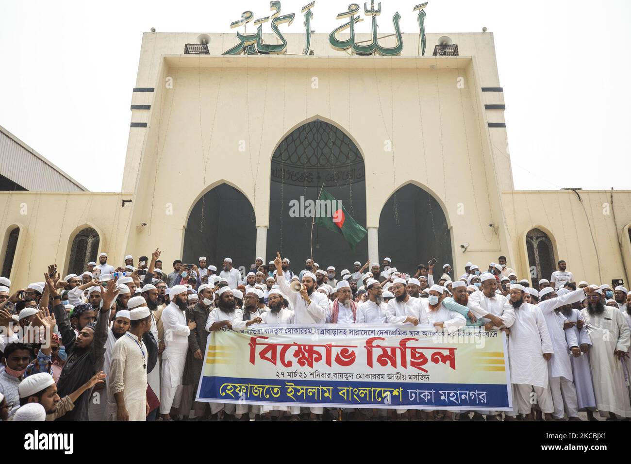 Aktivisten des Hefazat-e Islam versammeln sich am 27. März 2021 während einer Demonstration vor der Baitul Mukarram National Moschee in Dhaka, einem Tag nach tödlichen Zusammenstößen mit der Polizei während eines Protestes gegen den Besuch des indischen Premierministers Narendra Modi in Bangladesch. (Foto von Ahmed Salahuddin/NurPhoto) Stockfoto