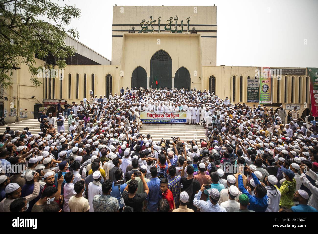 Aktivisten des Hefazat-e Islam versammeln sich am 27. März 2021 während einer Demonstration vor der Baitul Mukarram National Moschee in Dhaka, einem Tag nach tödlichen Zusammenstößen mit der Polizei während eines Protestes gegen den Besuch des indischen Premierministers Narendra Modi in Bangladesch. (Foto von Ahmed Salahuddin/NurPhoto) Stockfoto
