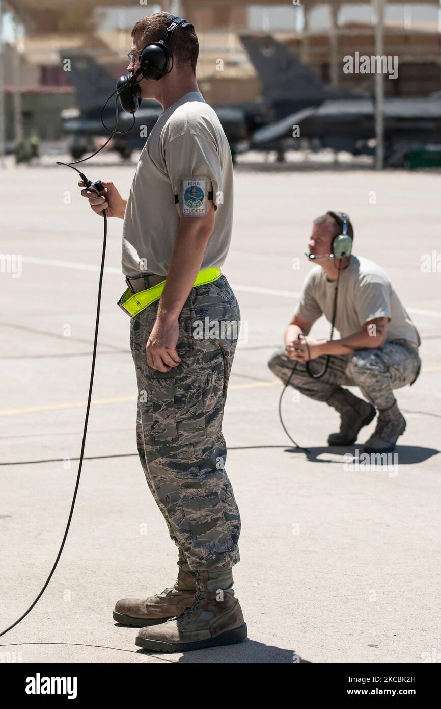 Ein Student der Mission-Ready Airmen während eines F-16C Starts, der von seinem Instruktor beobachtet wird. Stockfoto