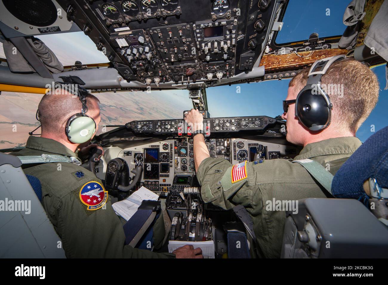 Im Cockpit einer US Air Force KC-135R während einer Tankmission. Stockfoto