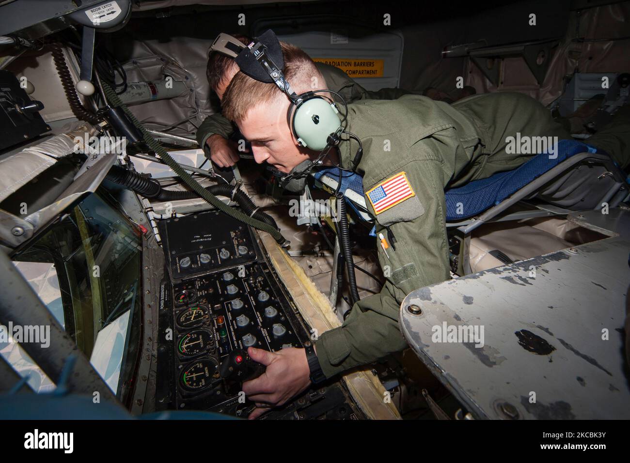 Ein Student Boom-Operator bereitet sich auf das Tanken eines C-17A vor. Stockfoto