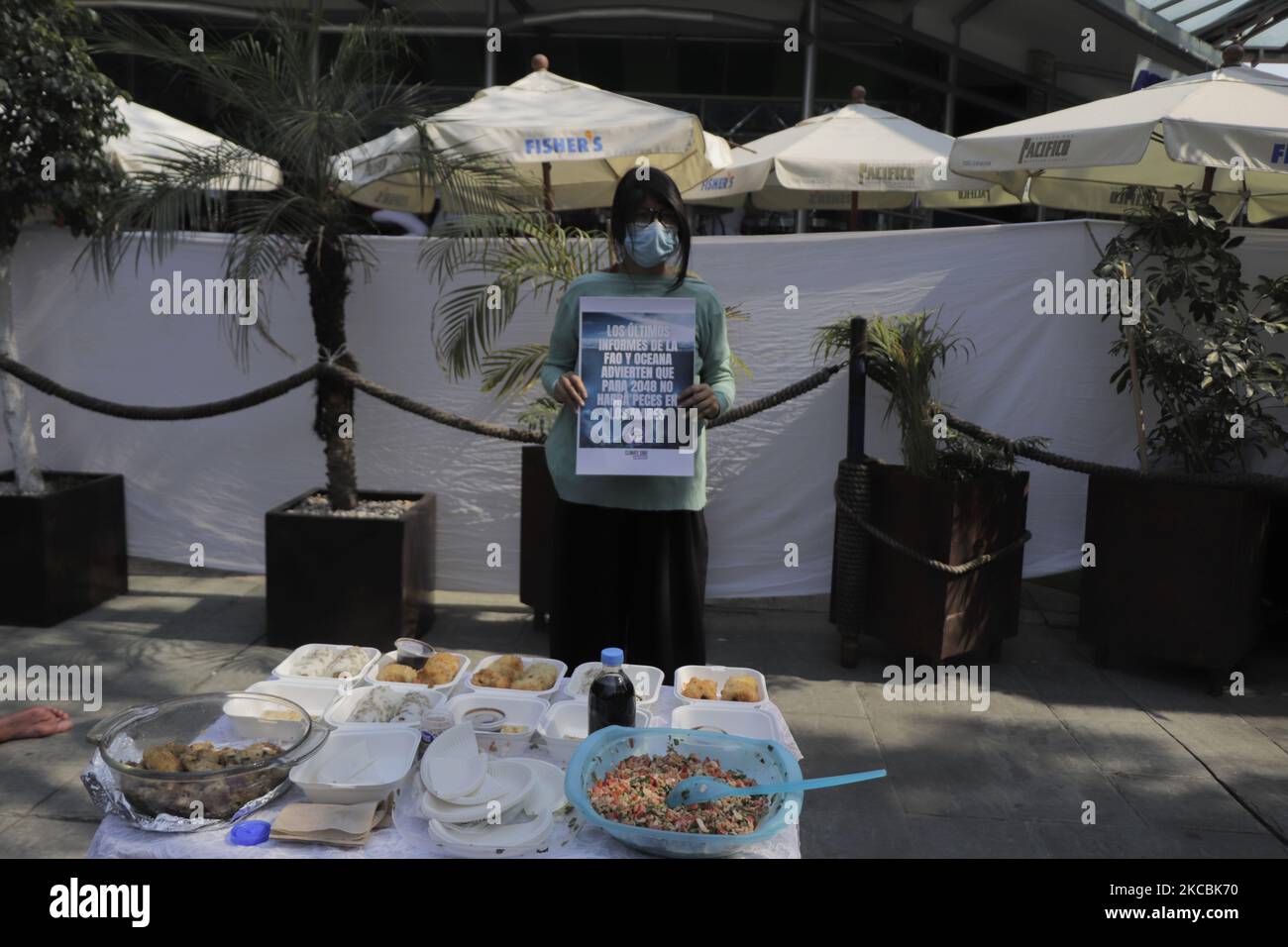 Aktivisten der Organisation Animal Save Mexico demonstrieren vor einem Fisher's Restaurant in Mexiko-Stadt gegen die Misshandlung und Ausbeutung von Meeresarten für den menschlichen Verzehr, während Kellner die Sicht der Gäste mit einer Decke draußen blockieren. (Foto von Gerardo Vieyra/NurPhoto) Stockfoto