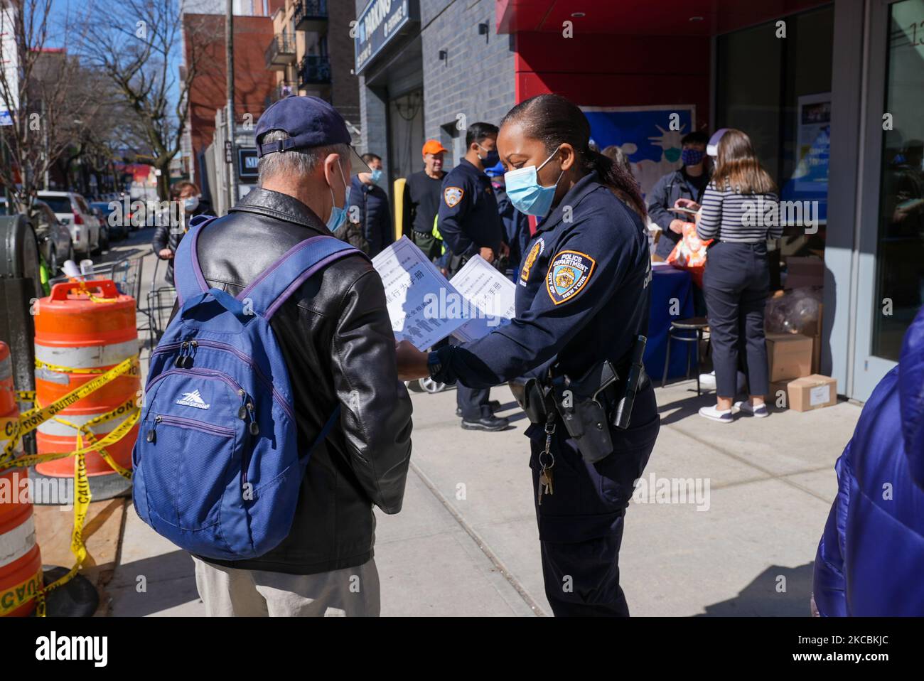 Ein Flushing Community Center in Flushing, Queens, öffnete seine Türen als ein freier Markt, auf dem die Menschen am 27. März 2021 Kleidung, Schuhe, Hundefutter und Hilfe bei den Covid-19-Impfungen erhalten können. (Foto von John Nacion/NurPhoto) Stockfoto