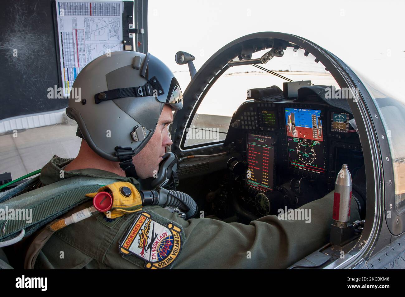 Ein Pilot der US-Luftwaffe bereitet sein U-2S-Flugzeug auf den Abflug vor. Stockfoto