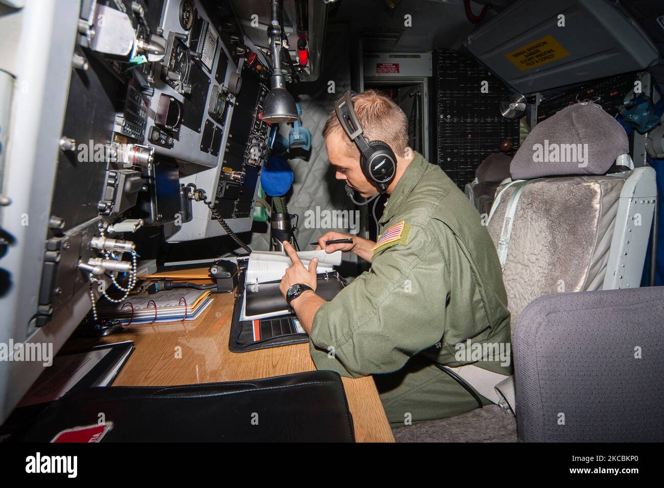 Ein Boombetreiber, der Papierkram an Bord einer US Air Force KC-135R vorbereitet. Stockfoto